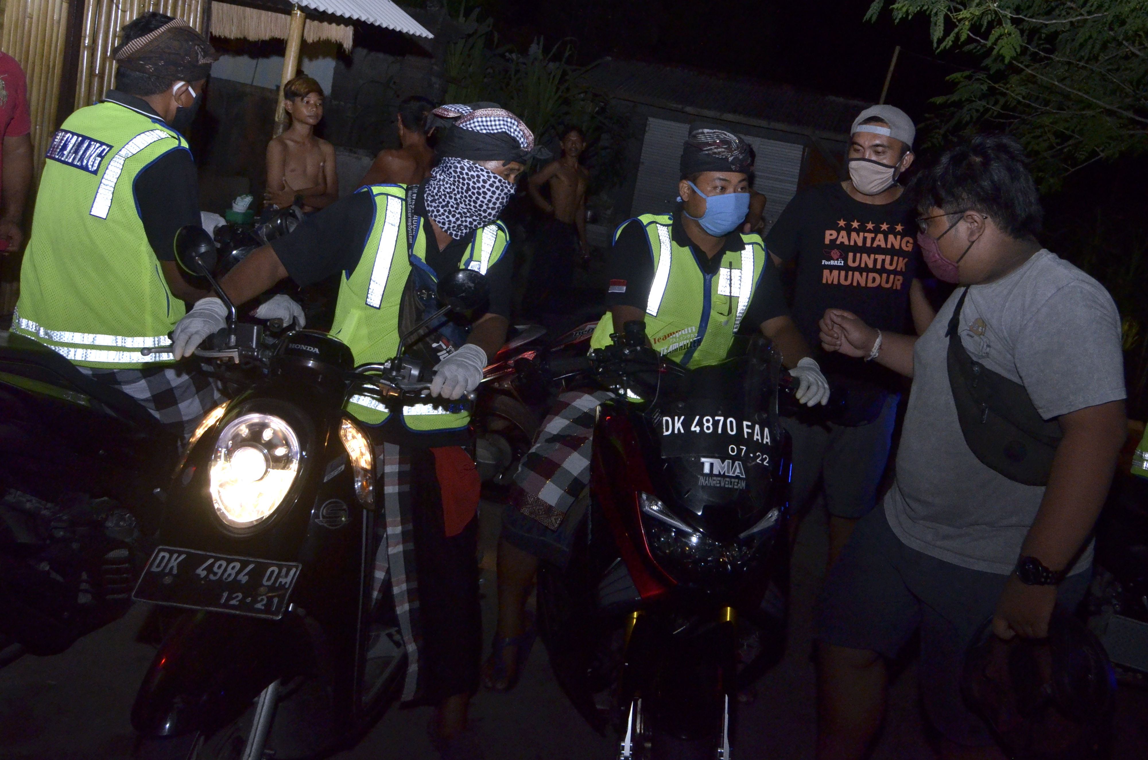 Aparat Desa atau pecalang mengamankan puluhan remaja yang nekat adakan balapan liar saat wabah corona.