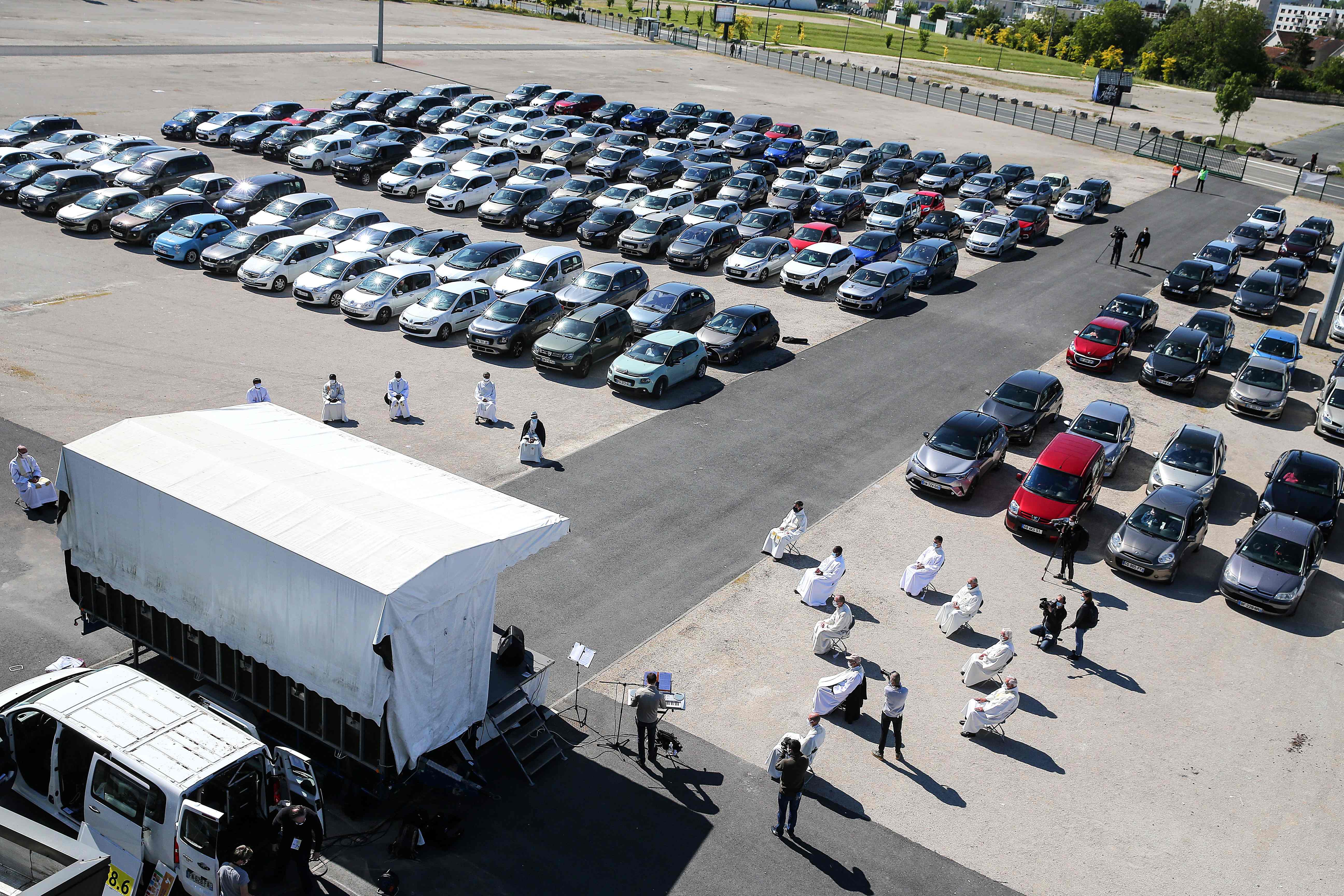 Umat Katolik di Chalons-en-Champagne, Prancis mengikuti misa dari dalam mobil mereka di sebuah lapangan parkir.