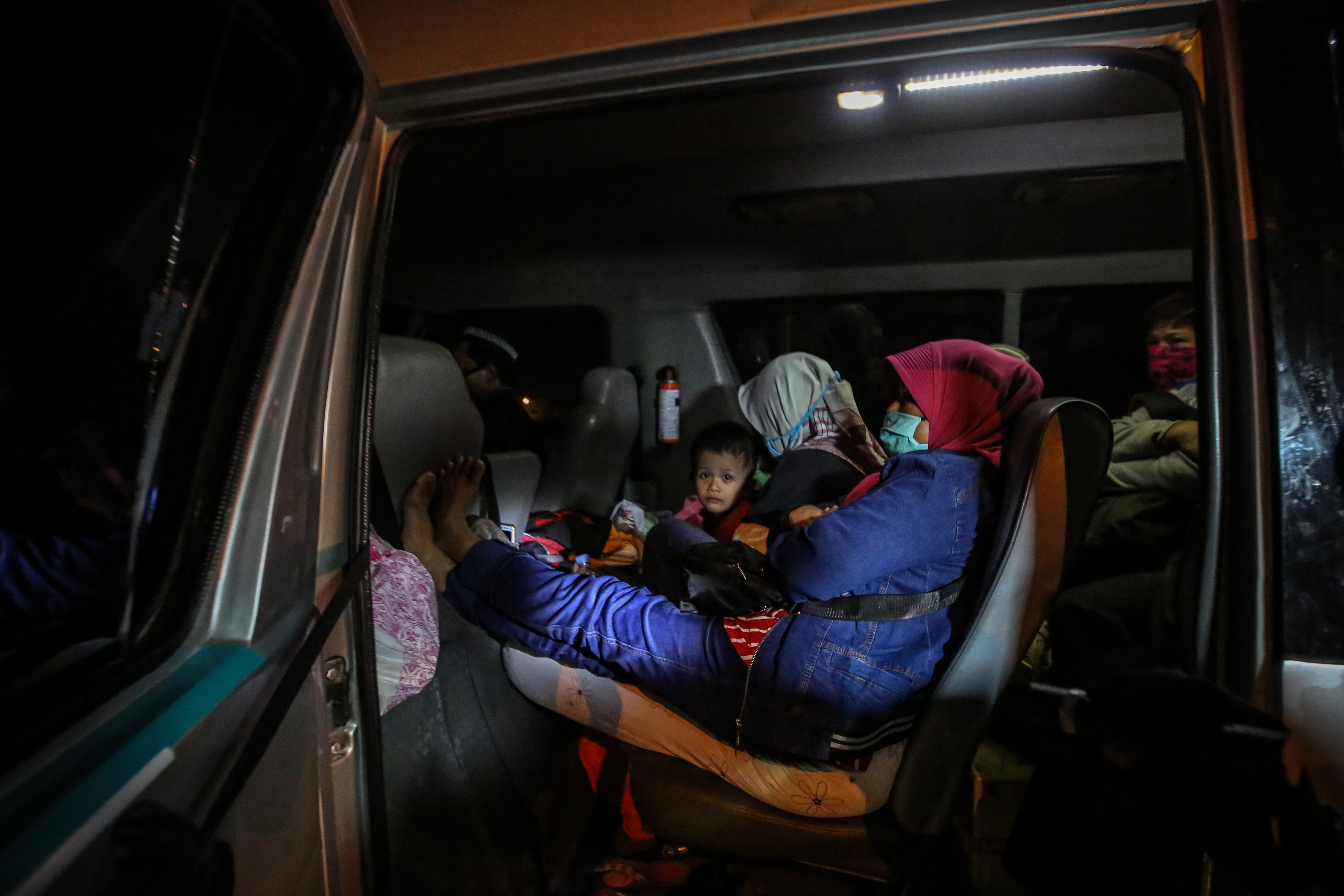 Warga yang nekat mudik tanpa surat izin memilih waktu malam hari (19/5/2020)