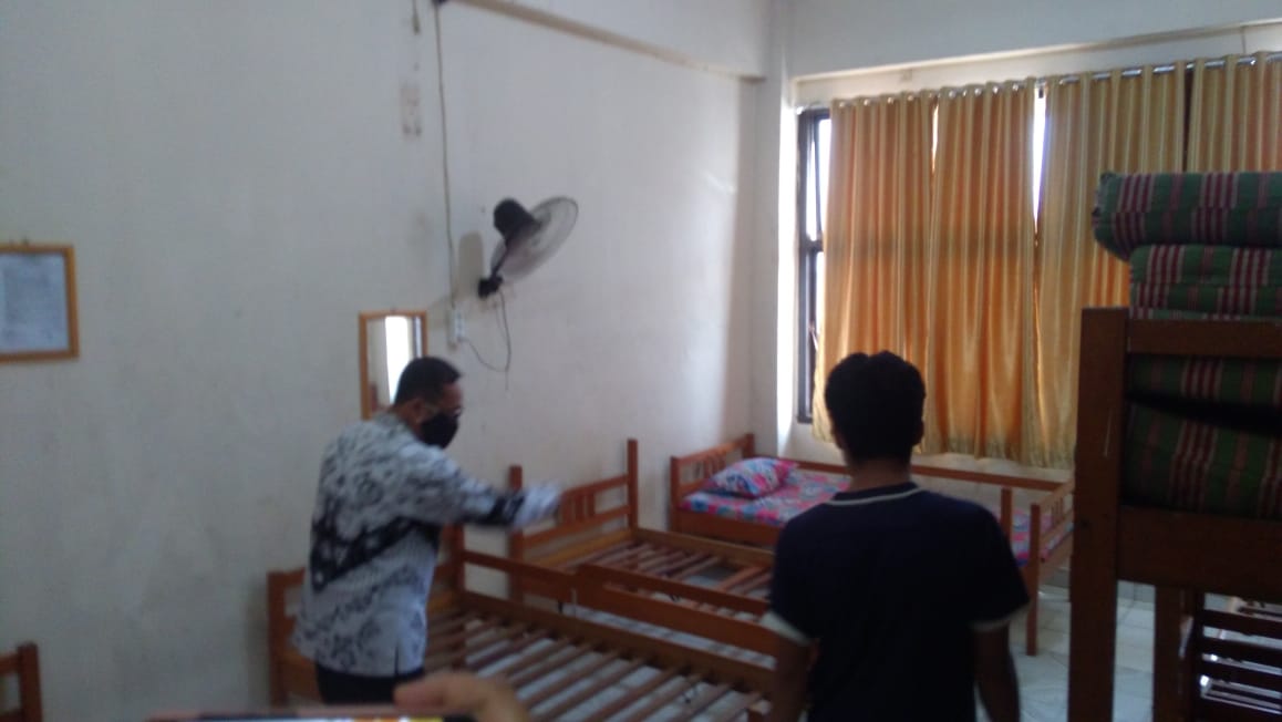 Akhmad Zulinto, Ketua Bidang Pencegahan Gugus Tugas Penanganan Covid-19 Kota Palembang mengecek kamar karantina