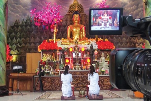 Pemimpin kebaktian memulai rangkaian upacara Trisuci Waisak 2564 BE/2020 di Wihara Girinaga, Makassar, Sulawesi Selatan, kemarin.