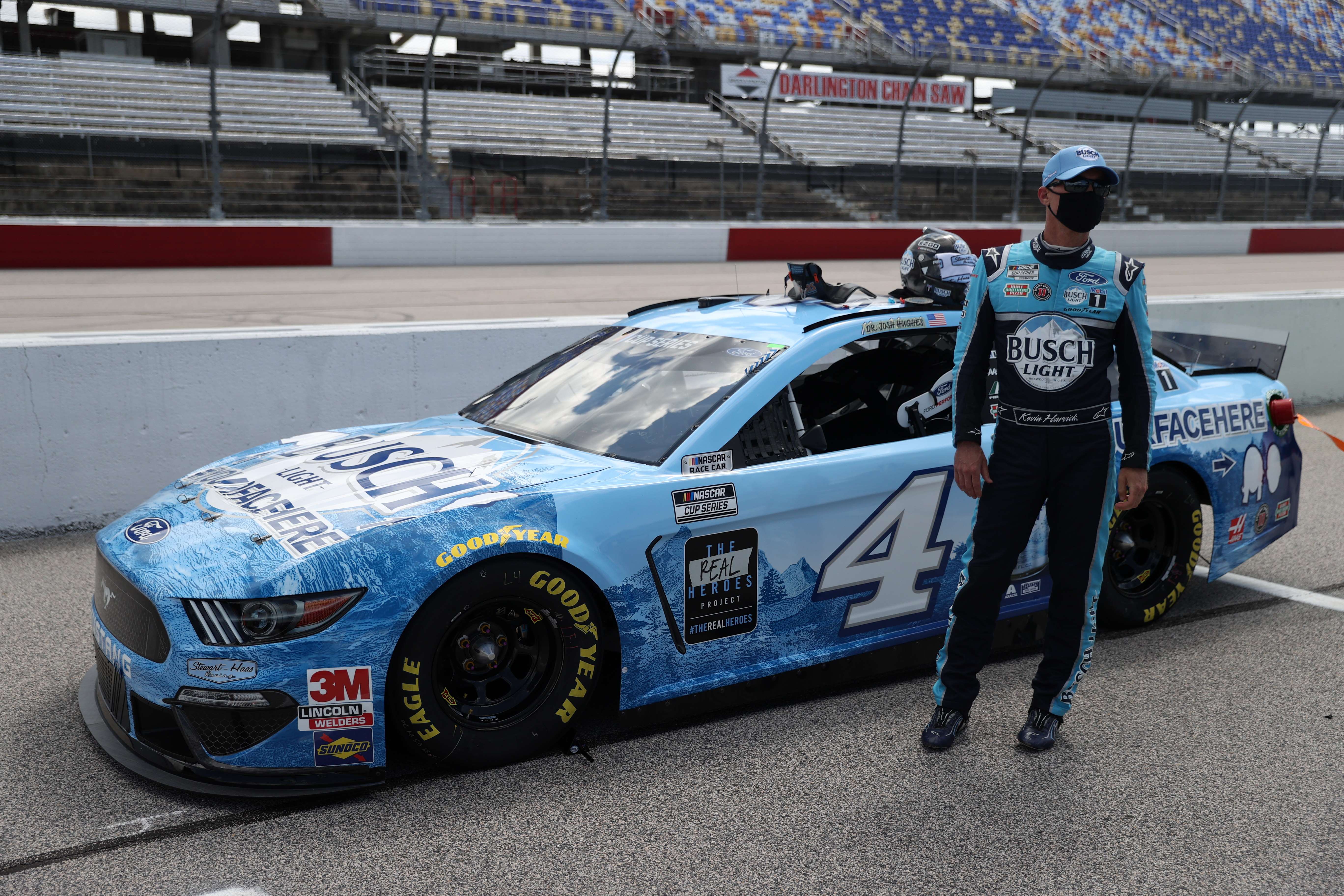 Kevin Harvick, pemenang NASCAR Cup Series The Real Heroes 400 di Darlington Raceway, South Carolina (17/5)