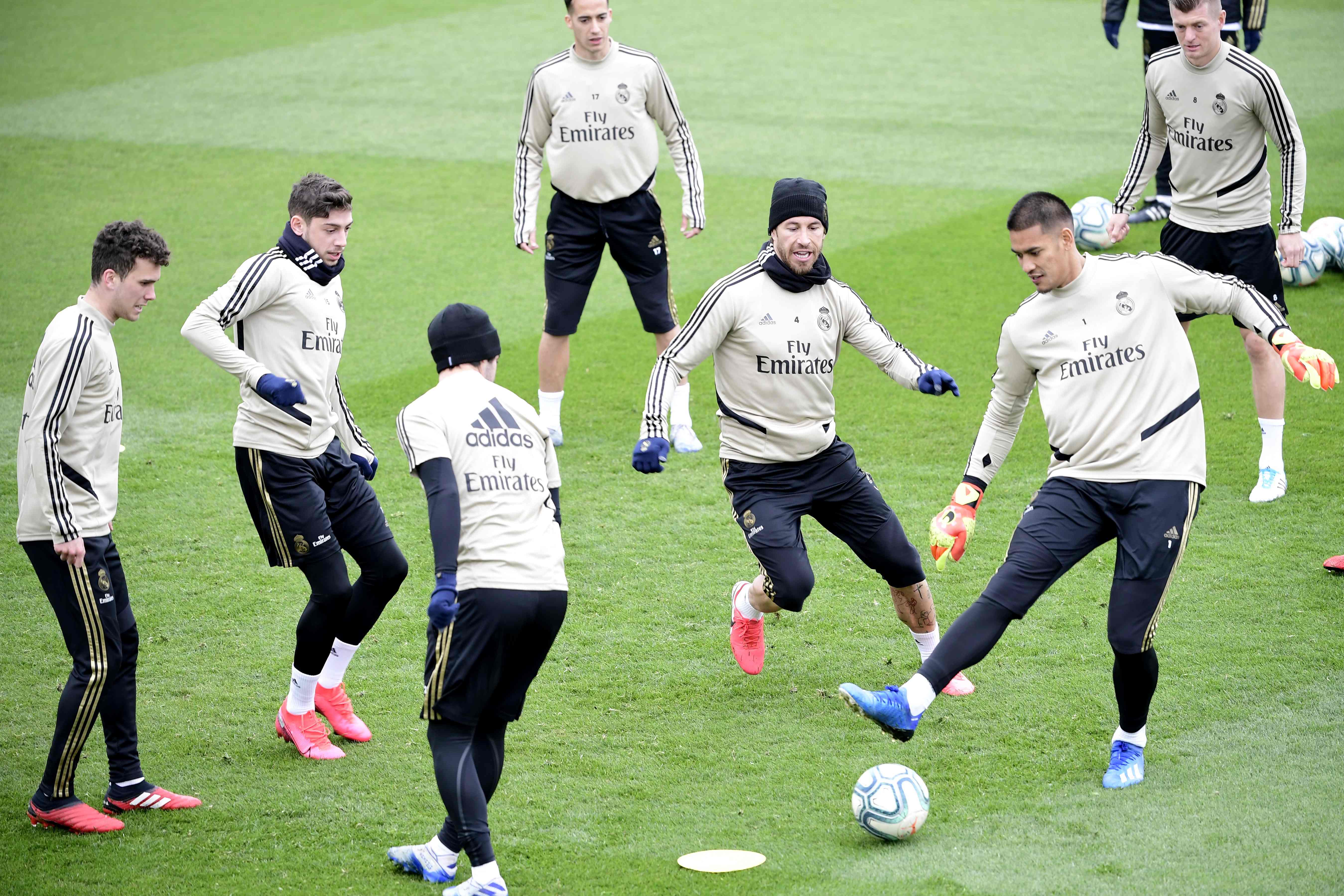 Para pesepak bola Real Madrid sedang melakukan sesi latihan