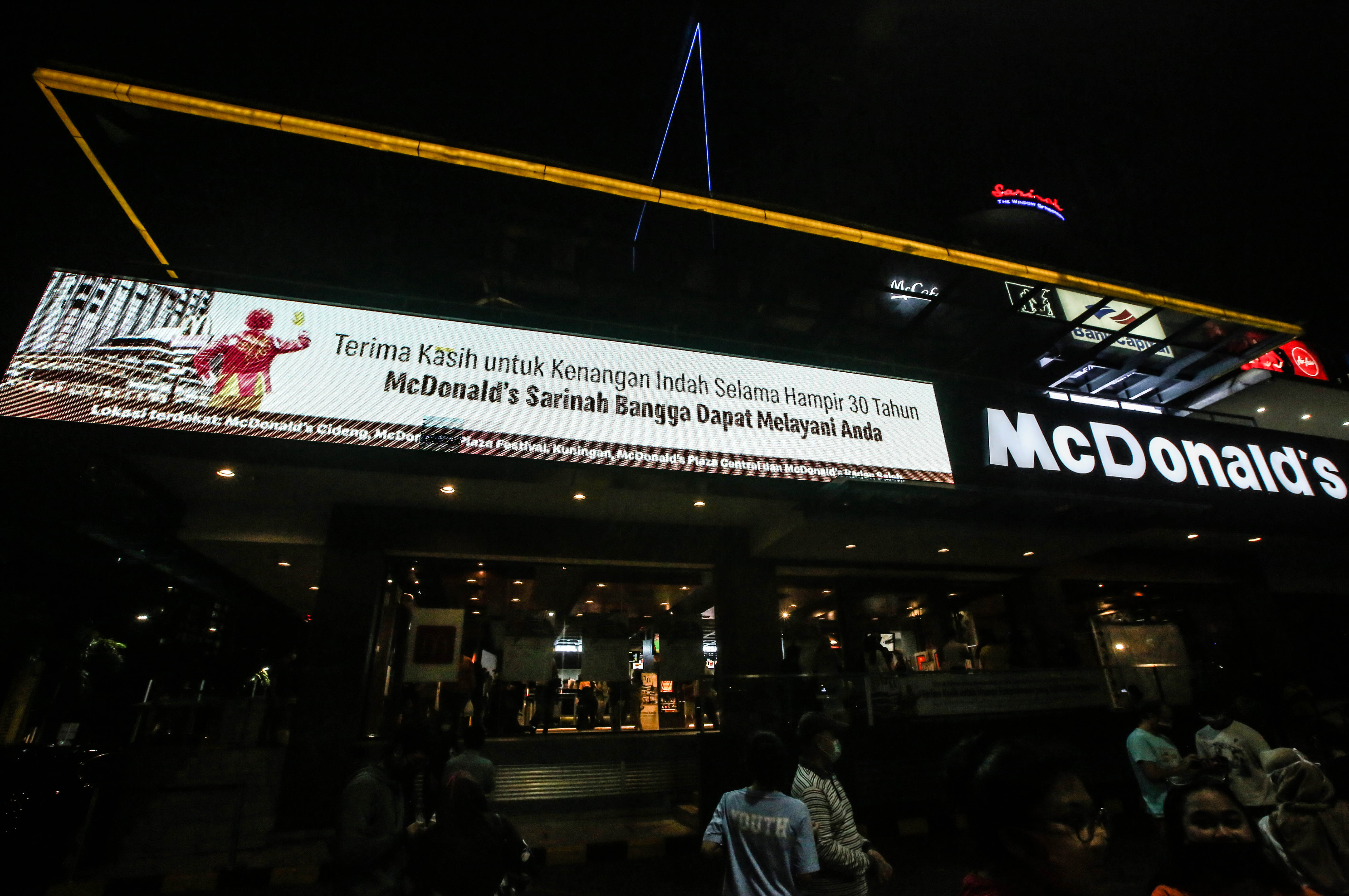 Pengunjung mengabadikan kenangan di restoran cepat saji McDonald's Sarinah, Jakarta Pusat, Minggu (10/5/2020). 