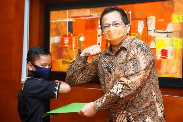 Sekjen DPR RI Indra Iskandar menyerahkan bantuan kepada anak yatim dan dhuafa di Gedung DPR RI, Jumat (15/5).