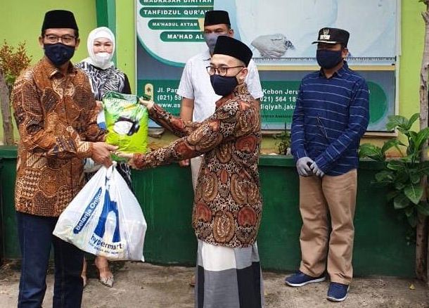 Pemberian paket sembako senilai Rp250 ribu per orang untuk 520 orang di 4 pondok pesantren dan tiga panti asuhan di DKI Jakarta.