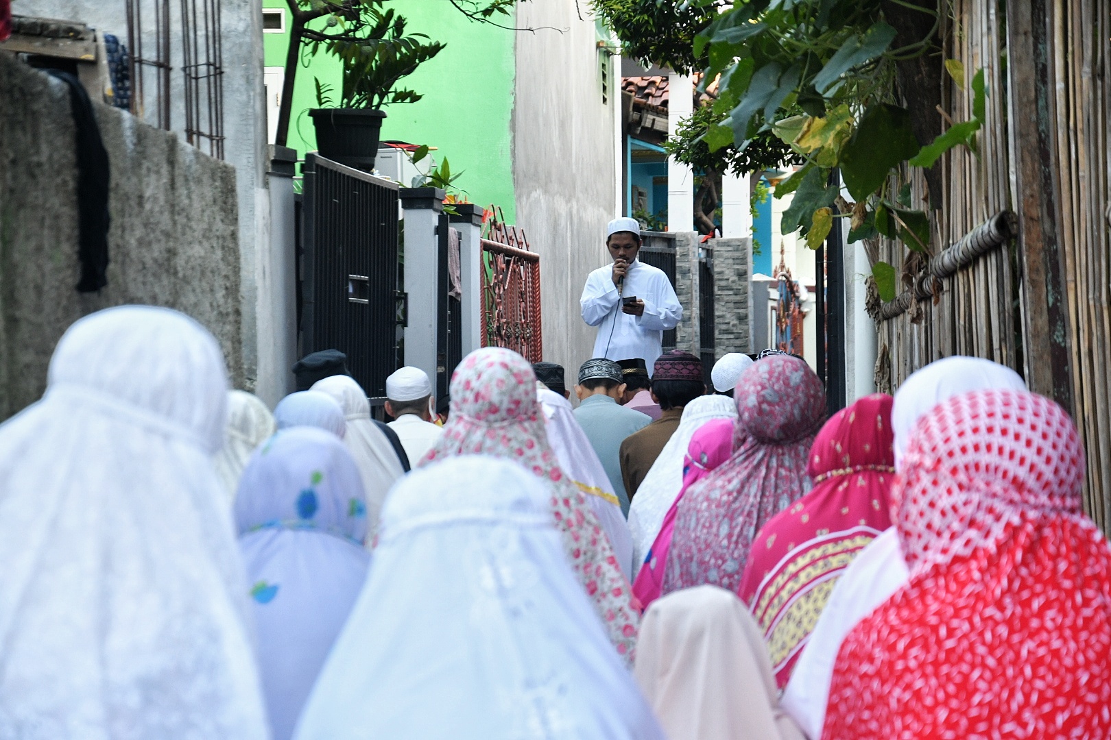 Warga menjalankan Ibadah salat Id berjamaah di kawasan Pekayon, Jakarta Timur.