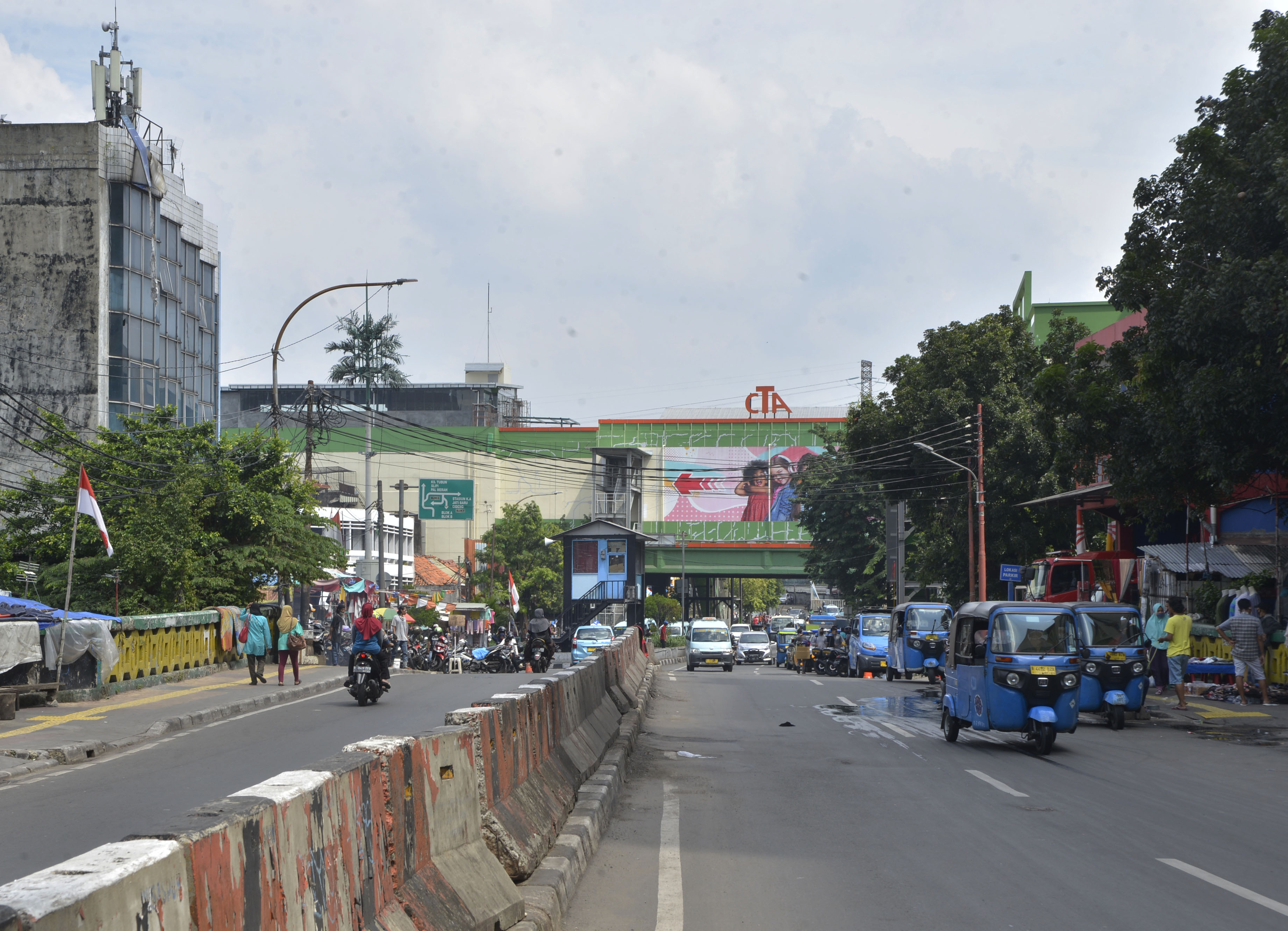 Suasana jalan di sekitar Pasar Tanah Abang