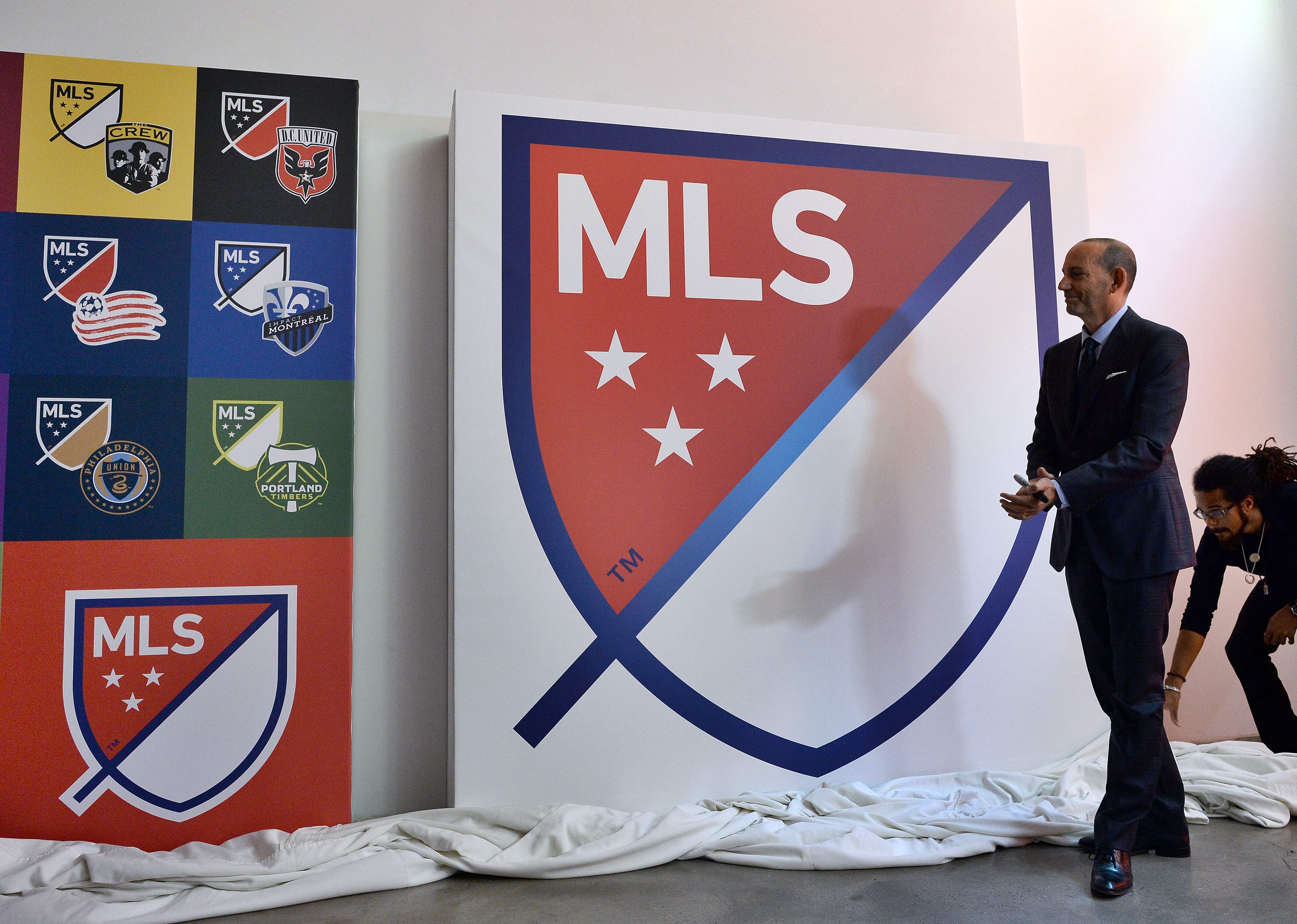 Komisioner MLS Don Garber meresmikan logo baru Liga Amerika Serikat itu.