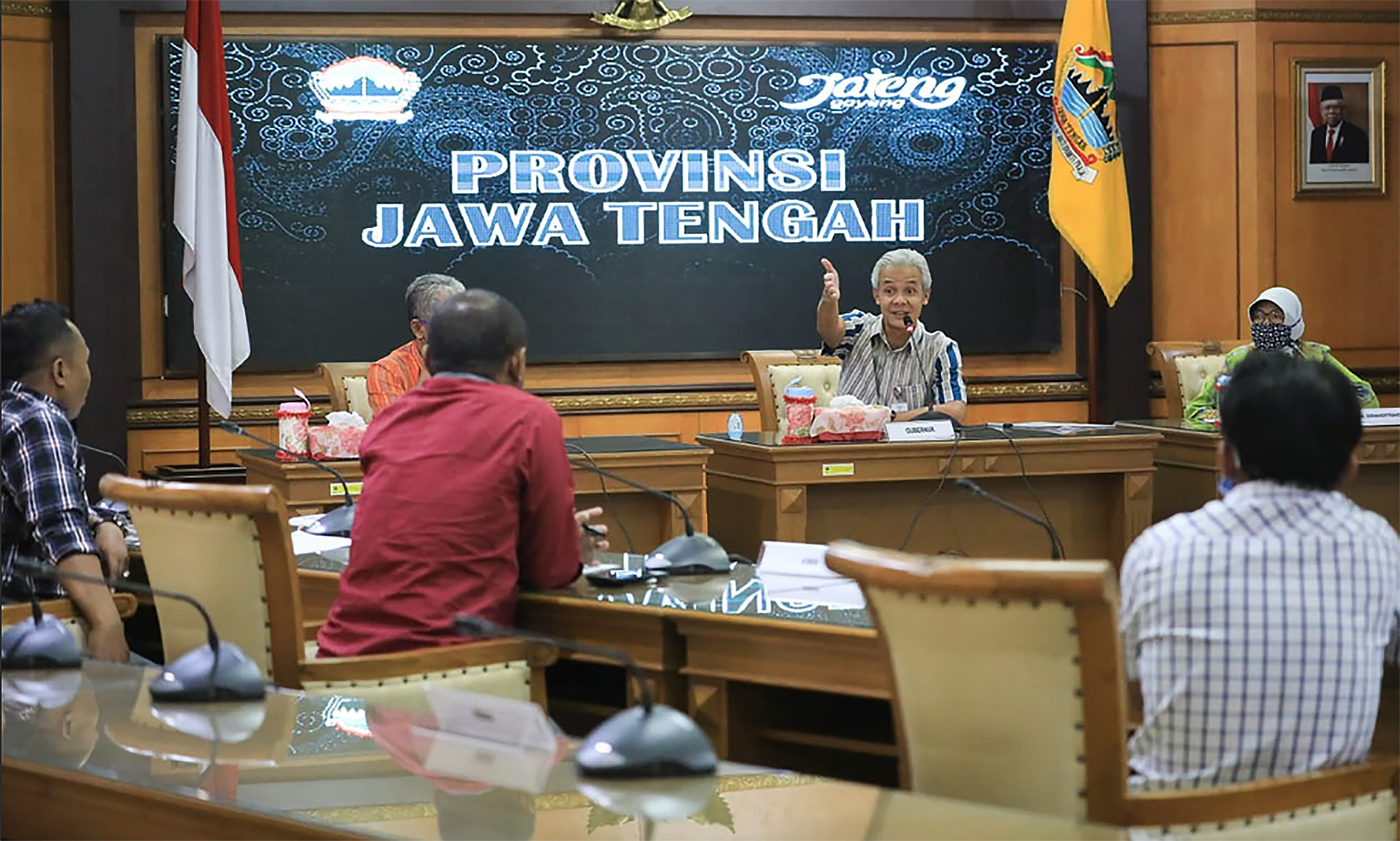 Gubernur Jawa Tengah Ganjar Pranowo (tengah) menerima sejumlah perwakilan serikat buruh  yang mengaku kesulitan mengakses kartu prakerja.