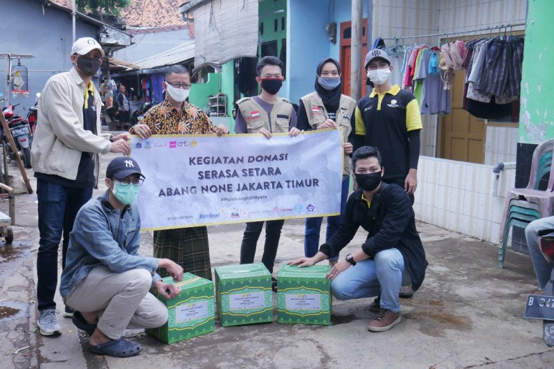 Komunitas TurunTangan dan Komunitas Abang None menyalurkan bantuan paket sembako untuk warga terdampak Covid-19.