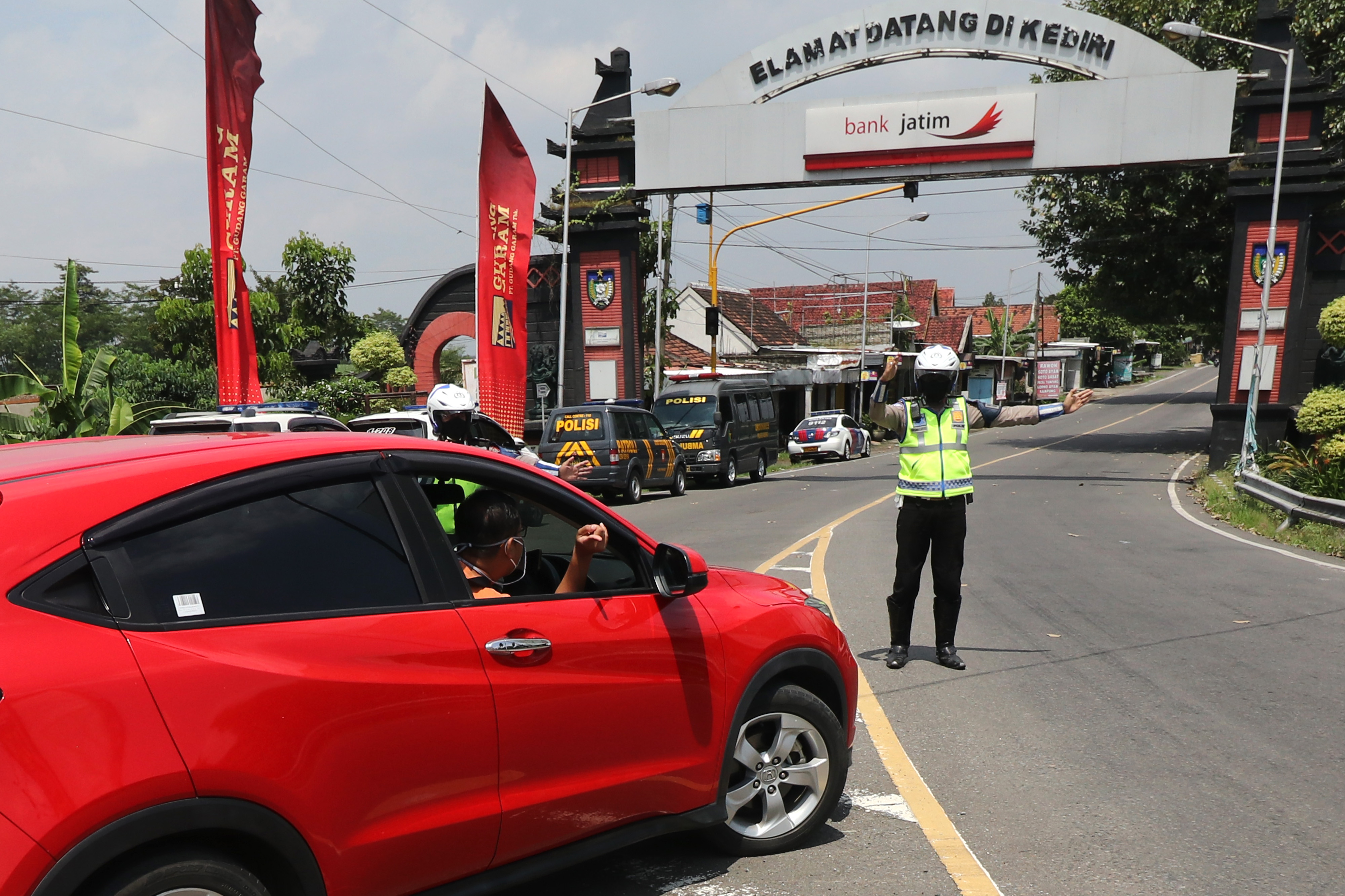 Polisi melarang masuk mobil berplat nomor luar daerah menuju Kediri yang dicurigai akan mudik di Kediri, Jawa Timur, Minggu (26/4).