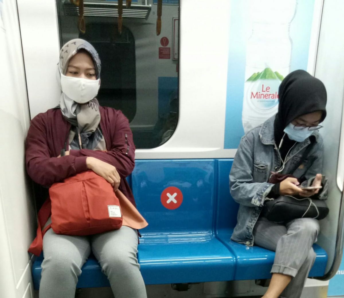 MRT Jakarta memberlakukan jaga jarak pada tempat duduk dengan ditandai silang untuk mencegah penularan virus korona