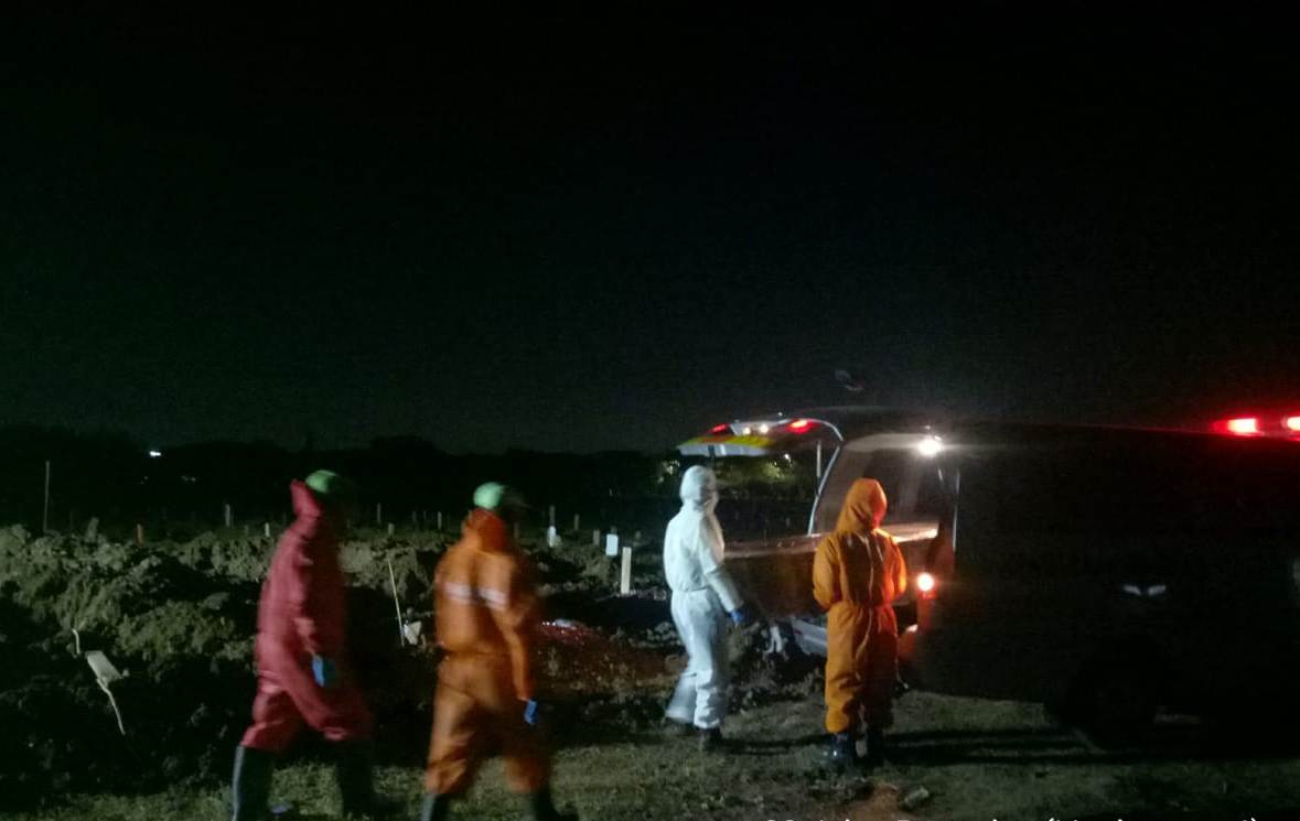 Petugas Palang Hitam di Pemakaman Tegal Alur, Jakarta Barat. 