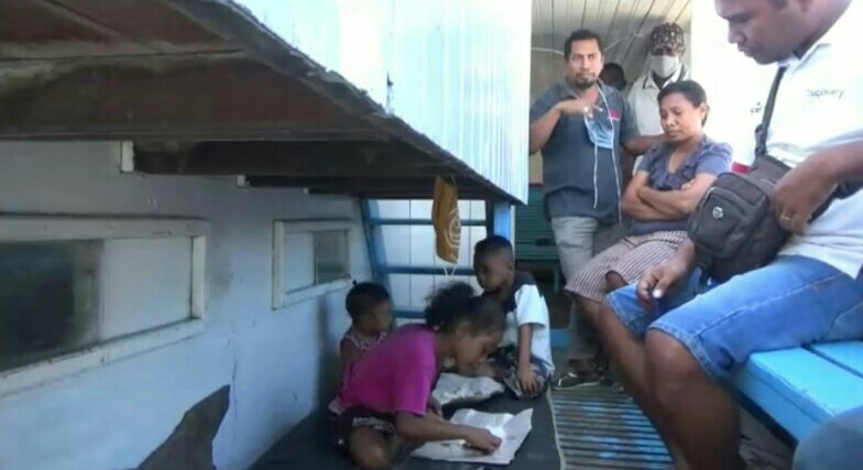 Para penumpang terlantar sudah sebulan tidur di kapal yang berlabuh di Pelabuhan Larantuka, NTT, Selasa (12/5/2020).