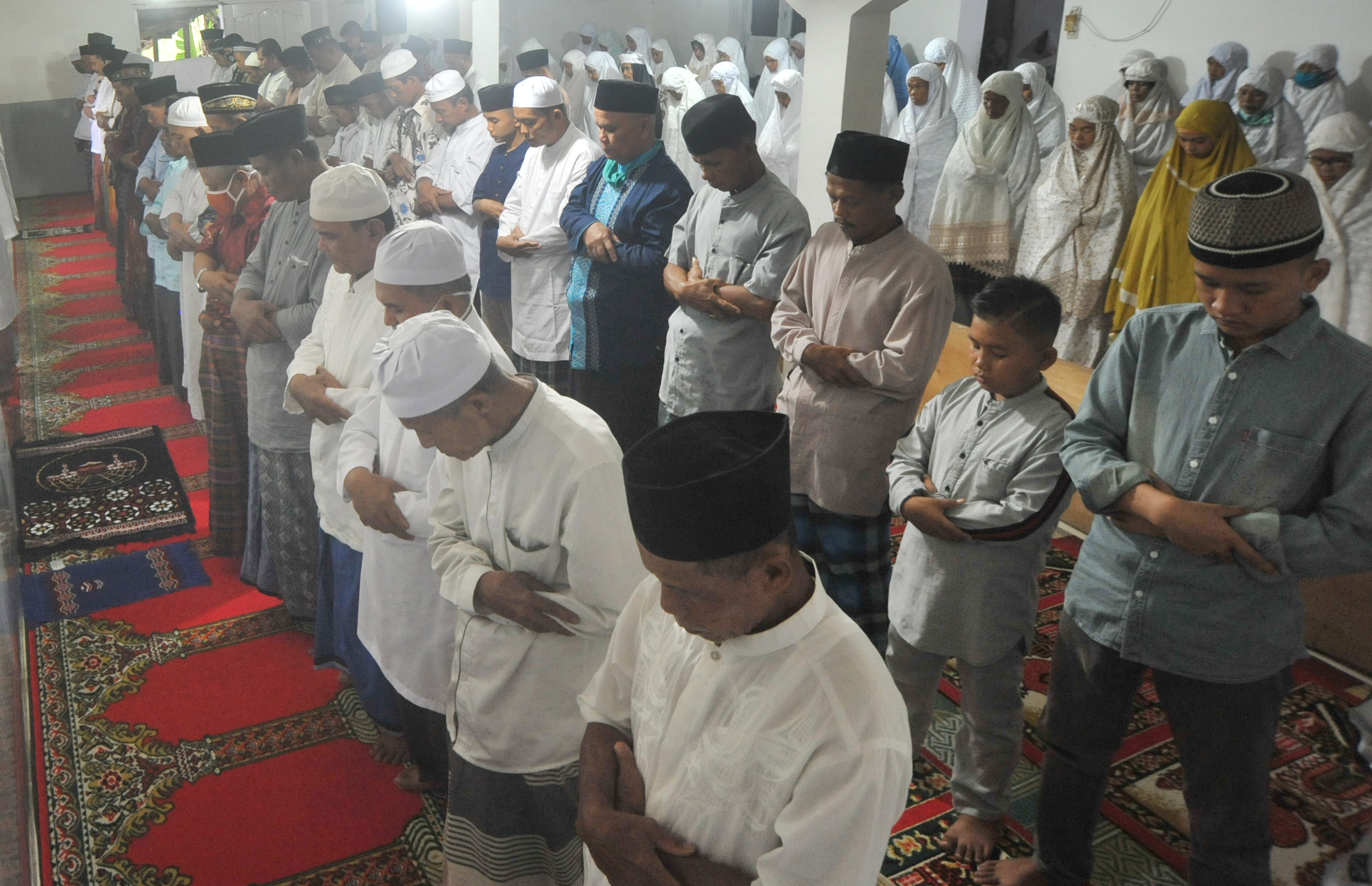 Jamaah Tarekat Naqsabandiyah melaksanakan Salat Id di Mushalla Baitul Makmur, Pauh, Padang, Sumatera Barat, Sabtu (23/5/2020). 