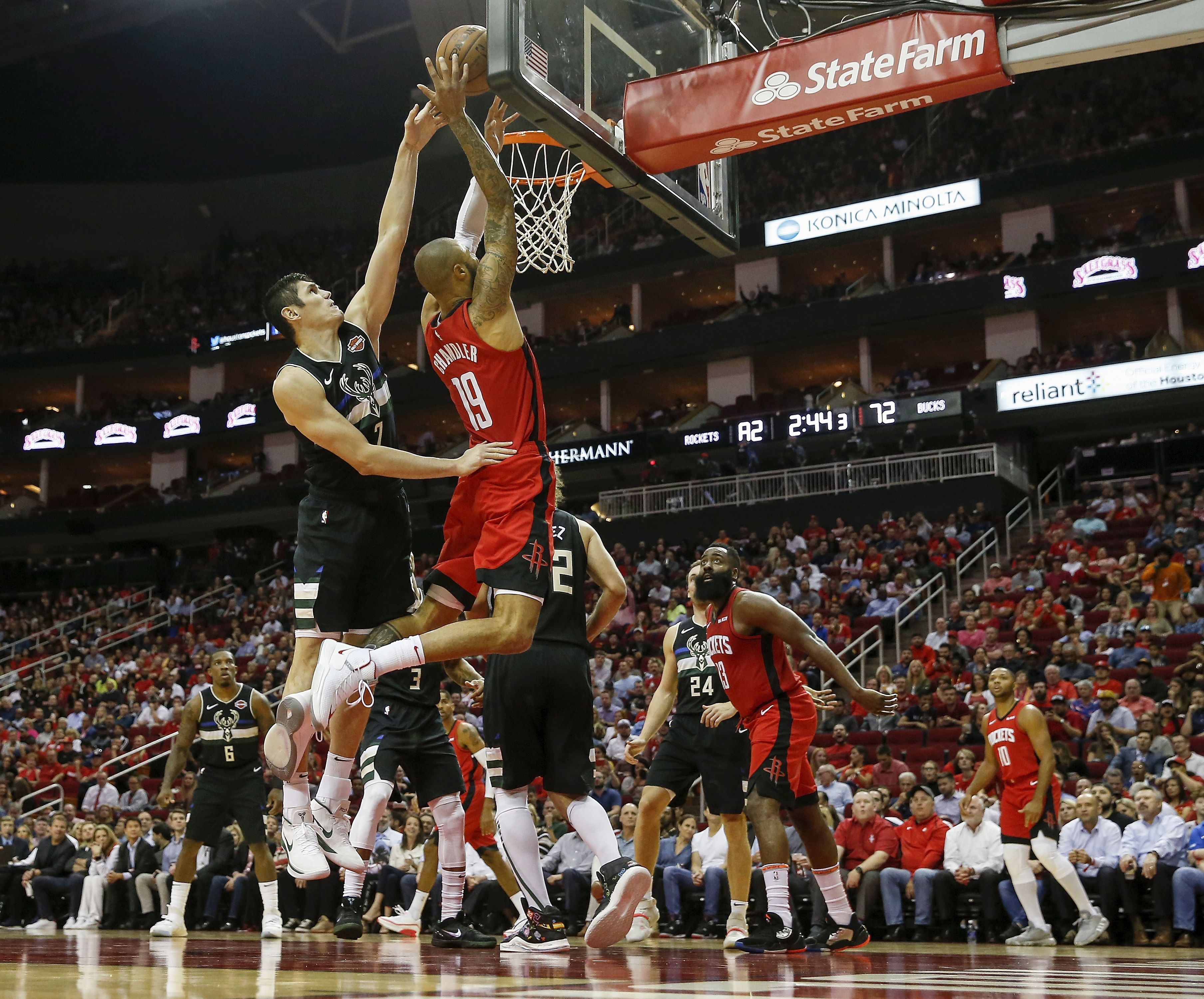 Laga NBA antara Milwaukee Bucks dan Houston Rockets