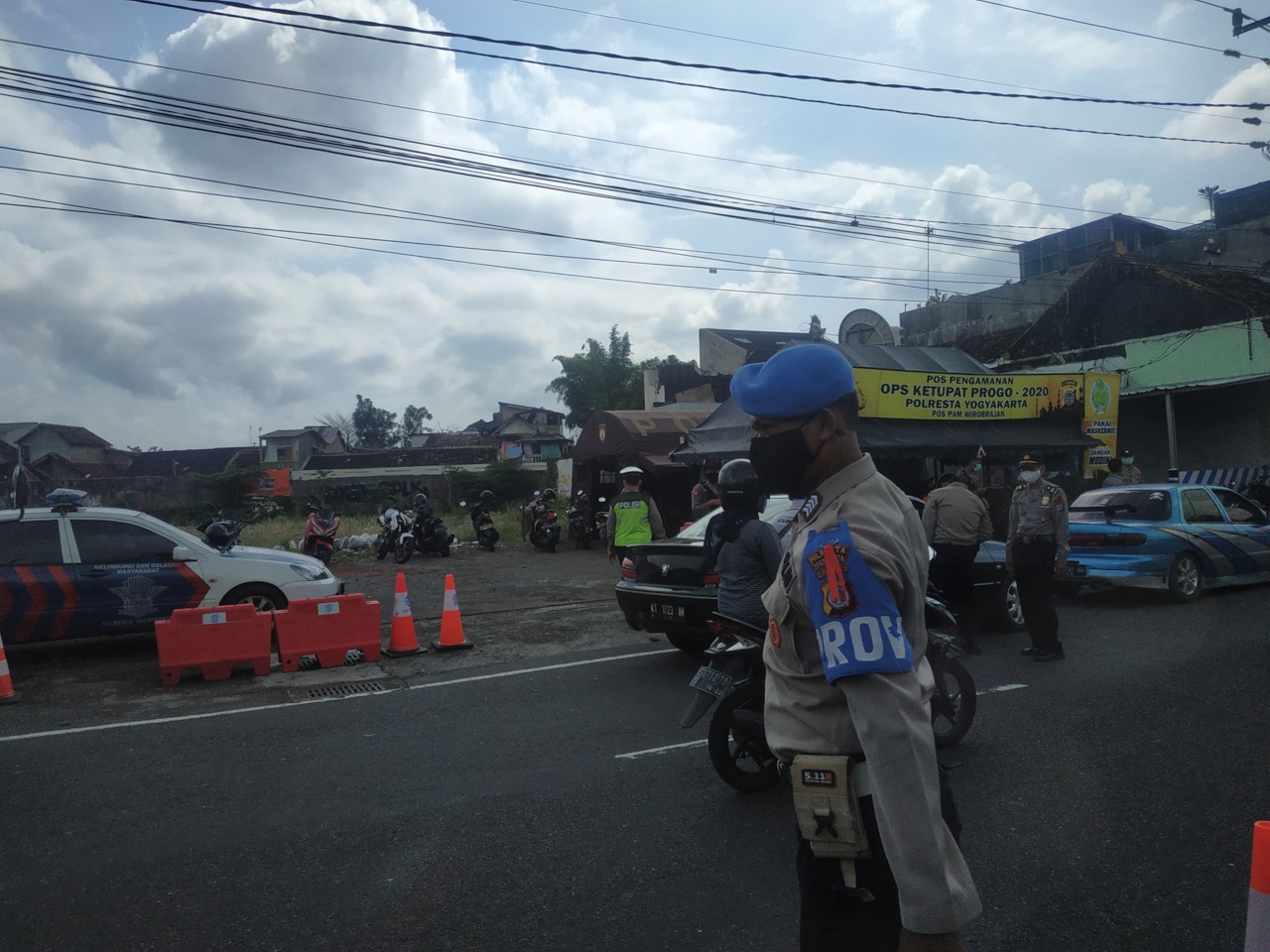 Petugas mengecek kendaraan dari luar daerah di Yogyakarta