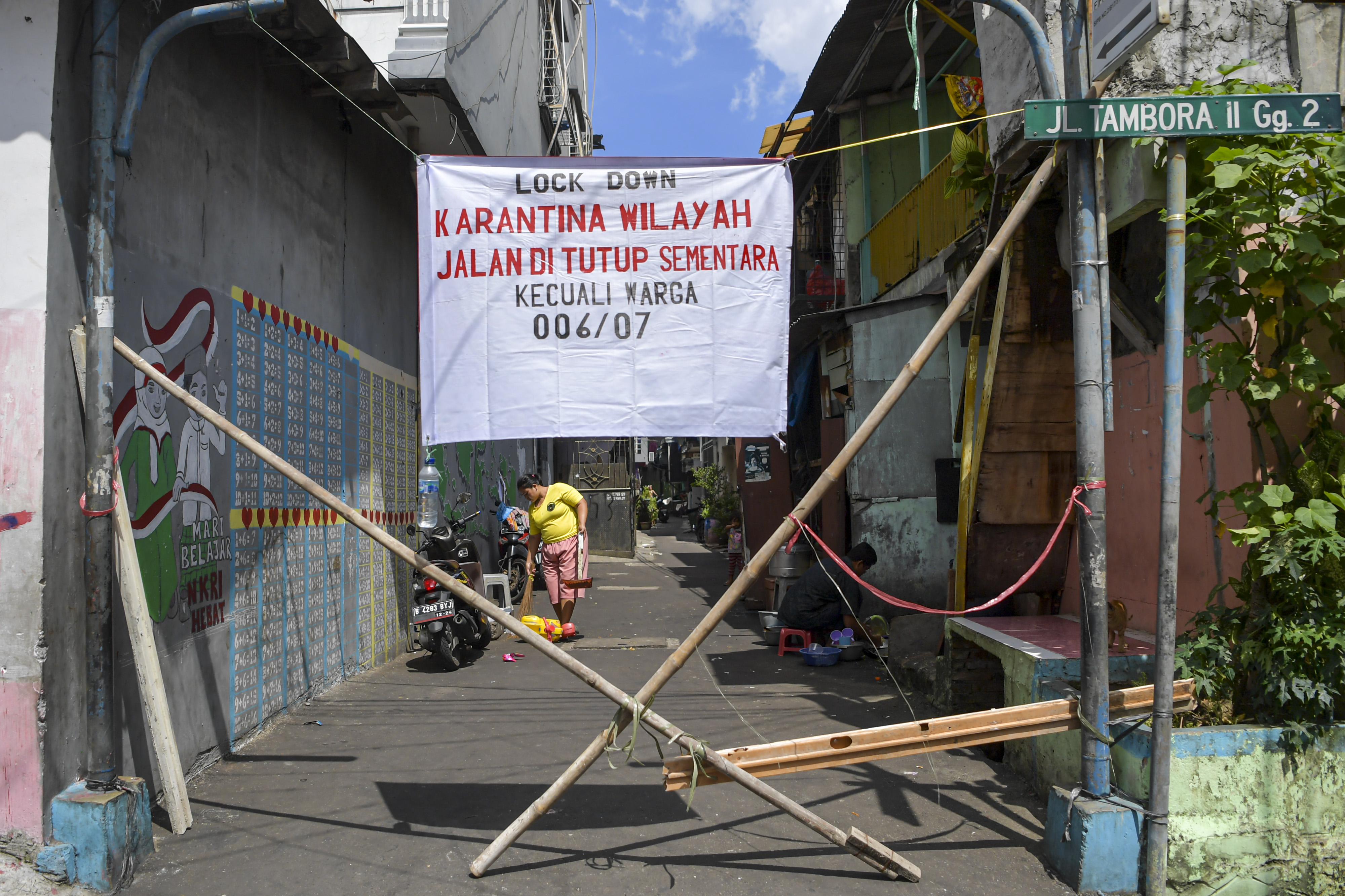 Warga di kawasan Tambora, Jakarta, Jumat (3/4/2020).