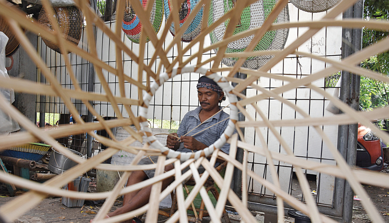 Perajin memproduksi kriya rotan di kawasan Pasar Minggu, Jakarta, kemarin. 