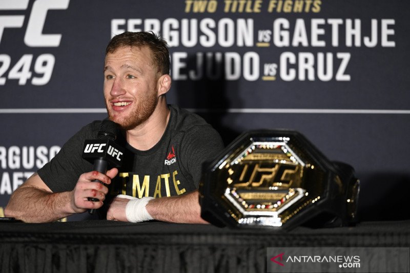 Petarung bela diri campuran Justin Gaethje menghadiri konferensi pers setelah memenangi pertarungan kelas berat perebutan gelar interim.