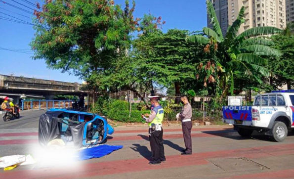 Korban tabrakan antara Bus Trans-Jakarta dengan Bajaj di Persimpangan Lodan Raya, Pademangan, Jakarta Utara, Senin (25/5/2020)