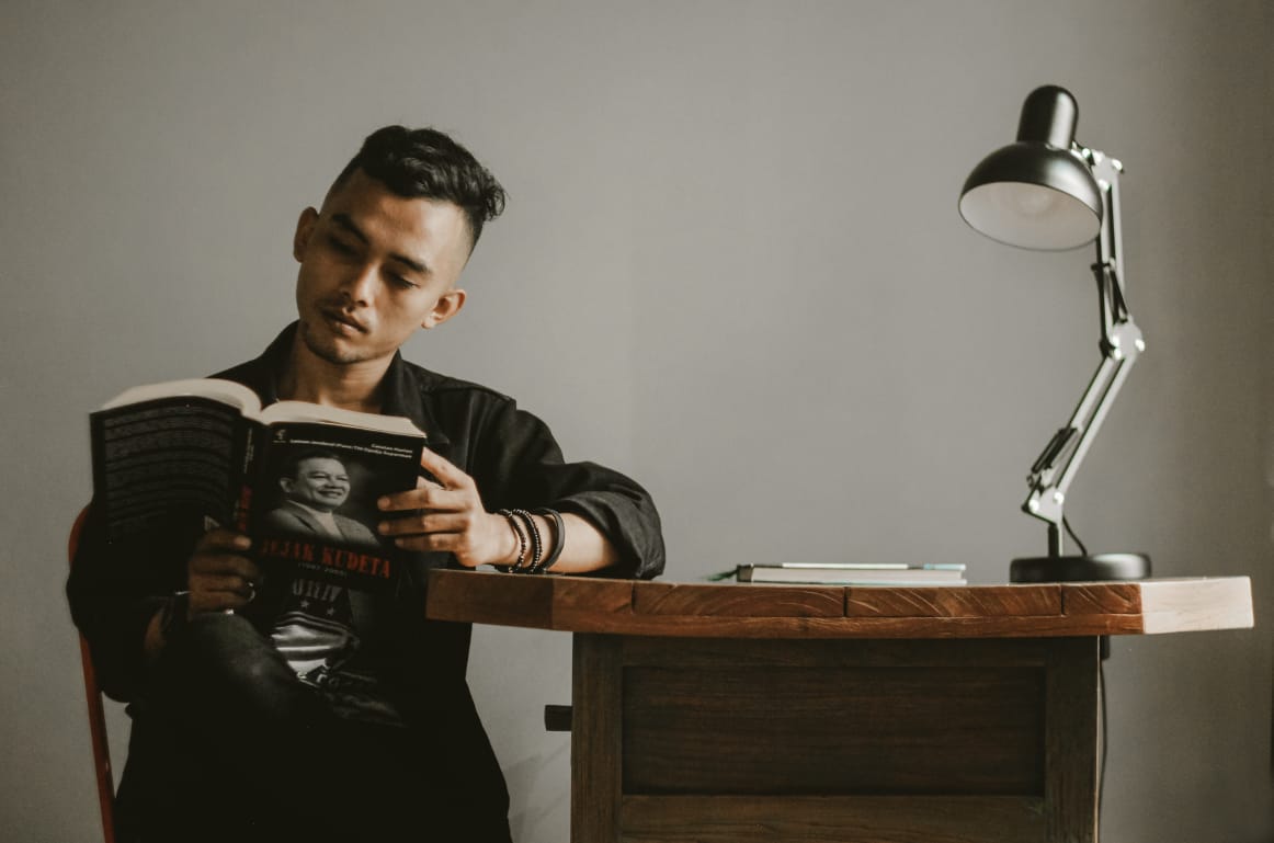 CONTENT creator bernama Fiksi Aunurofik mengenalkan bahasa Sunda yang merupakan bahasa daerahnya.