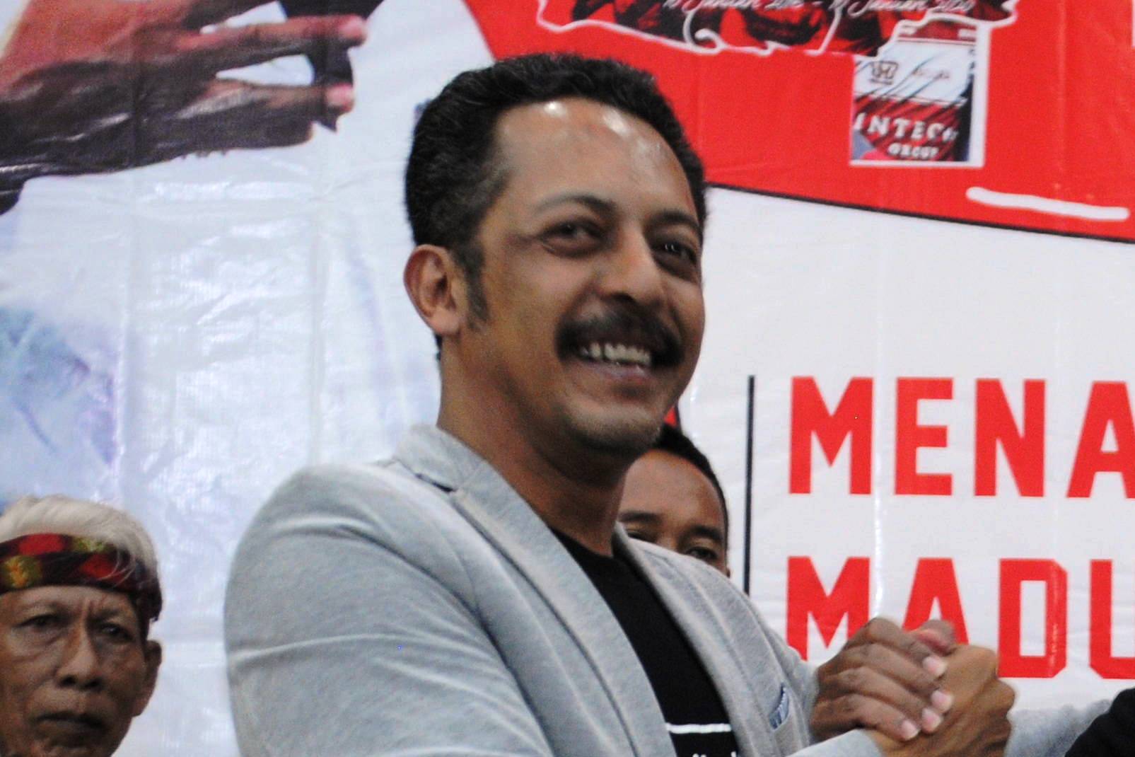 Manajeman Madura United Salurkan Zakat untuk yang Terdampak Covid