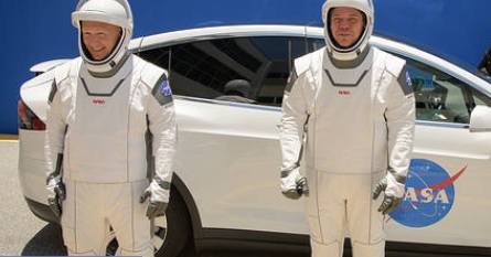 Dua astronot NASA, Doug Hurley (kiri) dan Bob Behnken akan menjajal pesawat ulang alik buatan SpaceX, dini hari nanti.