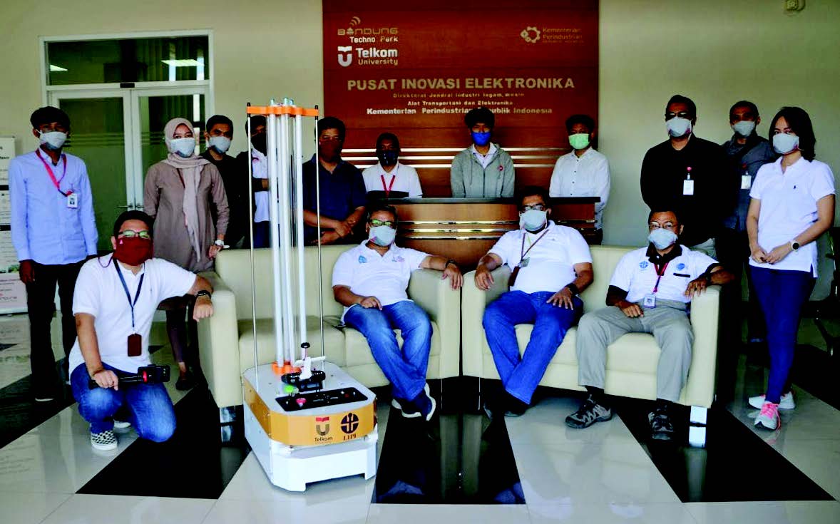 Robot AUMR bertugas untuk melakukan desinfeksi dan sterilisasi ruang isolasi pasien positif covid-19.