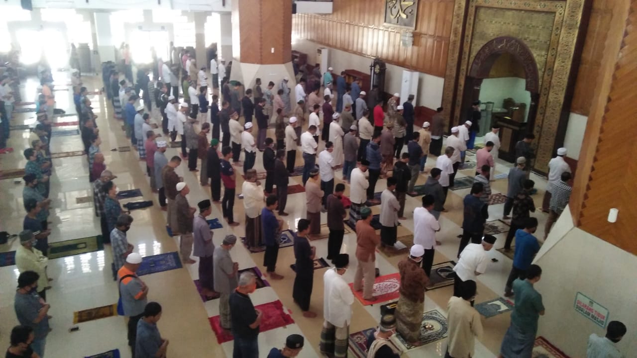 Ratusan jemaah tetap memadati Masjid Agung Tasikmalaya untuk menjalankan Salat Jumat meski Pemkot memberlakukan PSBB.