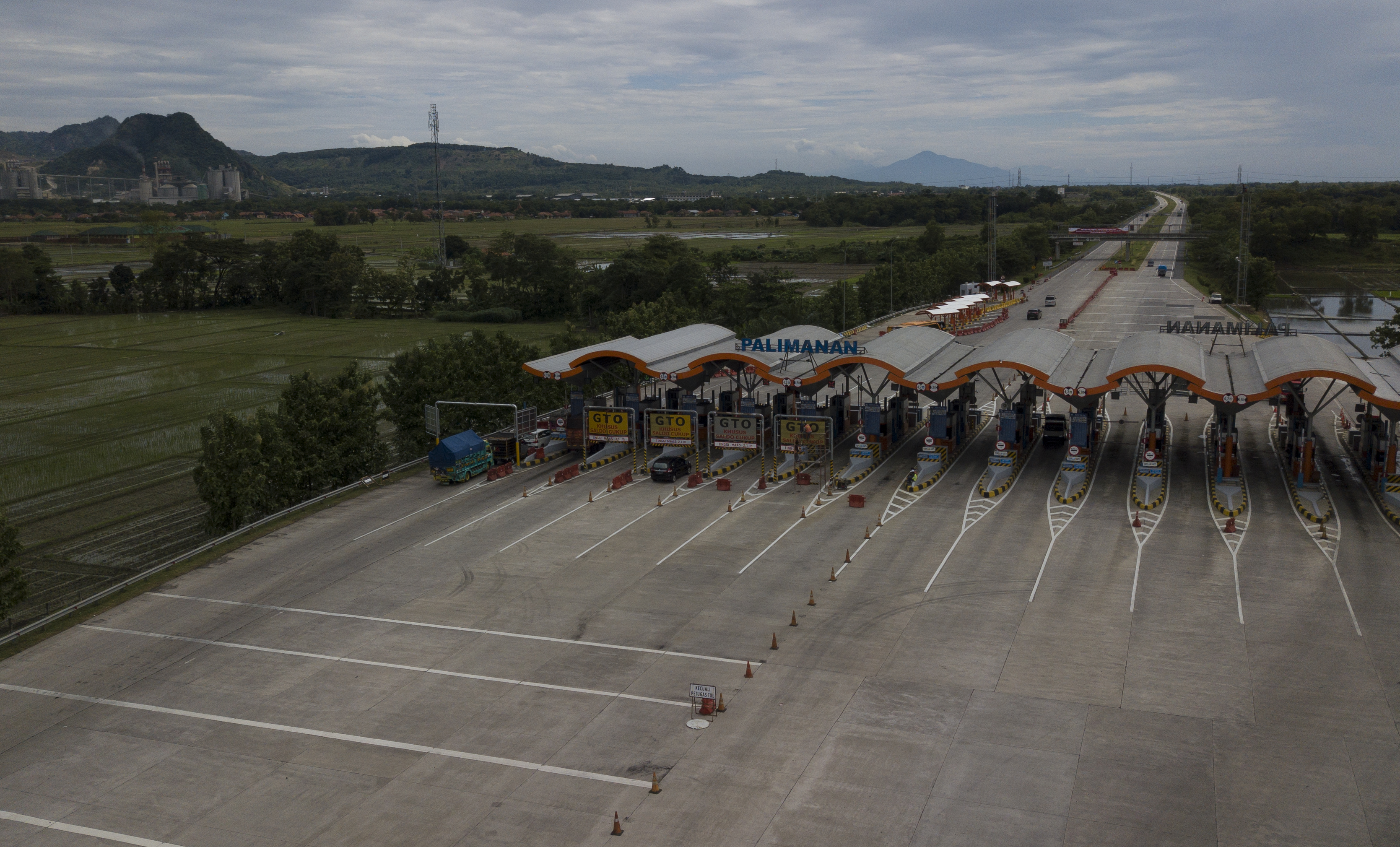 Kondisi ecxt toll Cipali pada H-3 Idul Fitri 2020