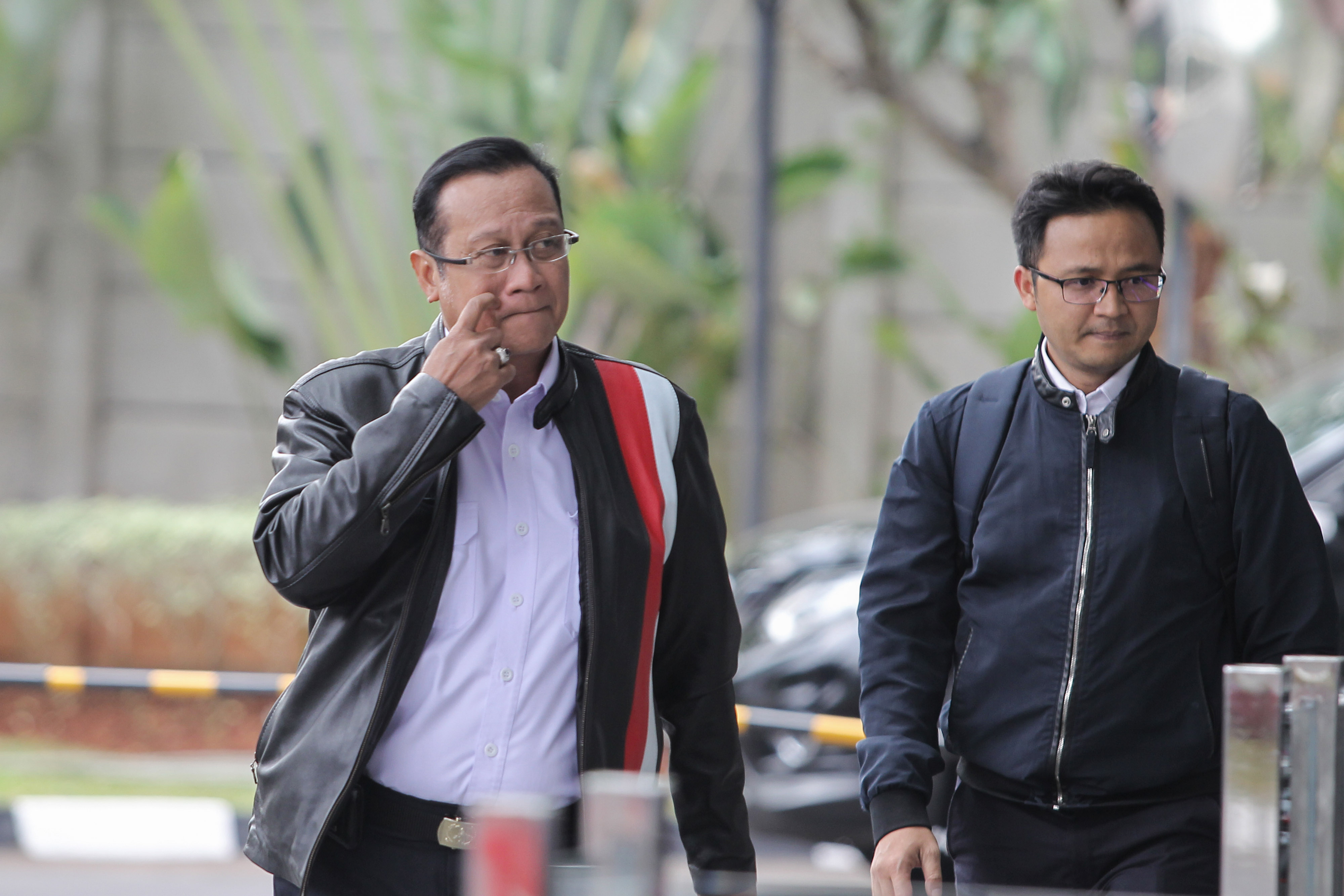 Mantan Dirut KAI Edi Sukmoro (kiri)