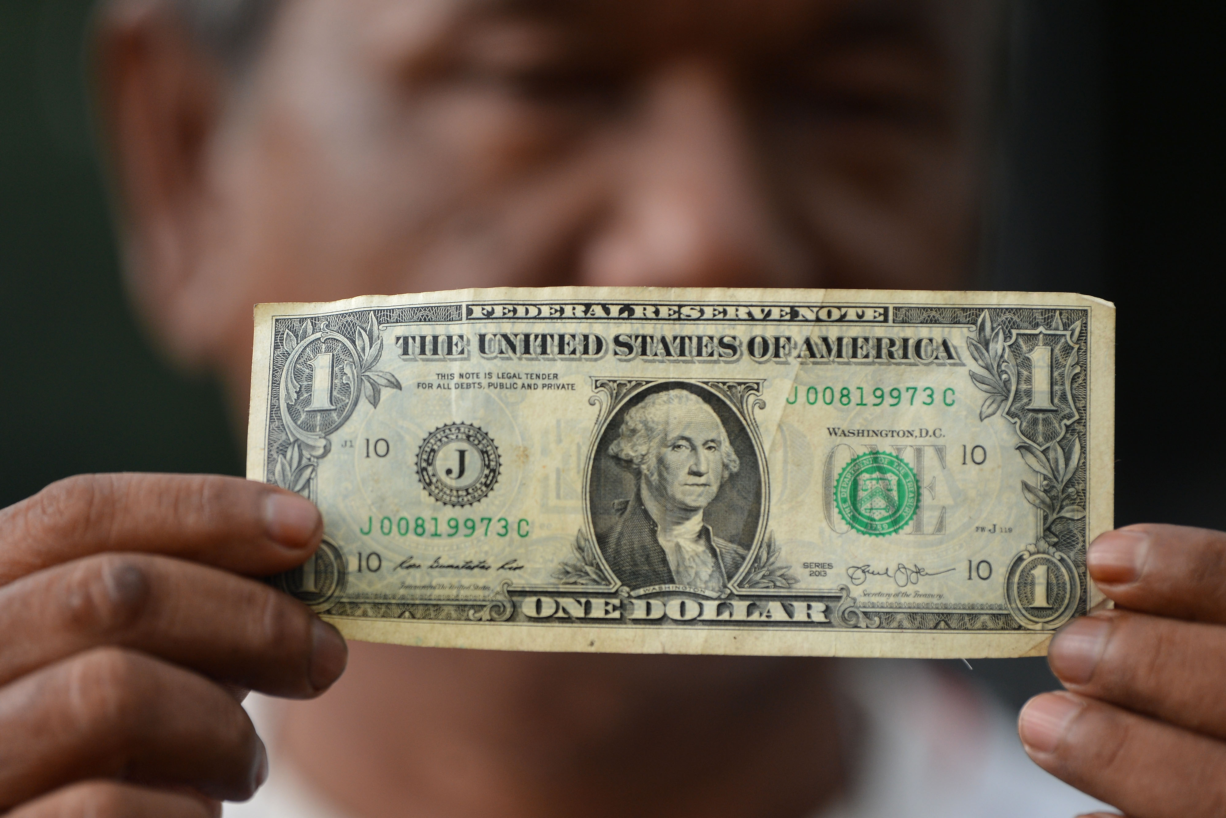 KURS dolar AS sedikit menguat pada akhir perdagangan Jumat (Sabtu pagi WIB) dan mencatat kenaikan mingguan 0,66%.