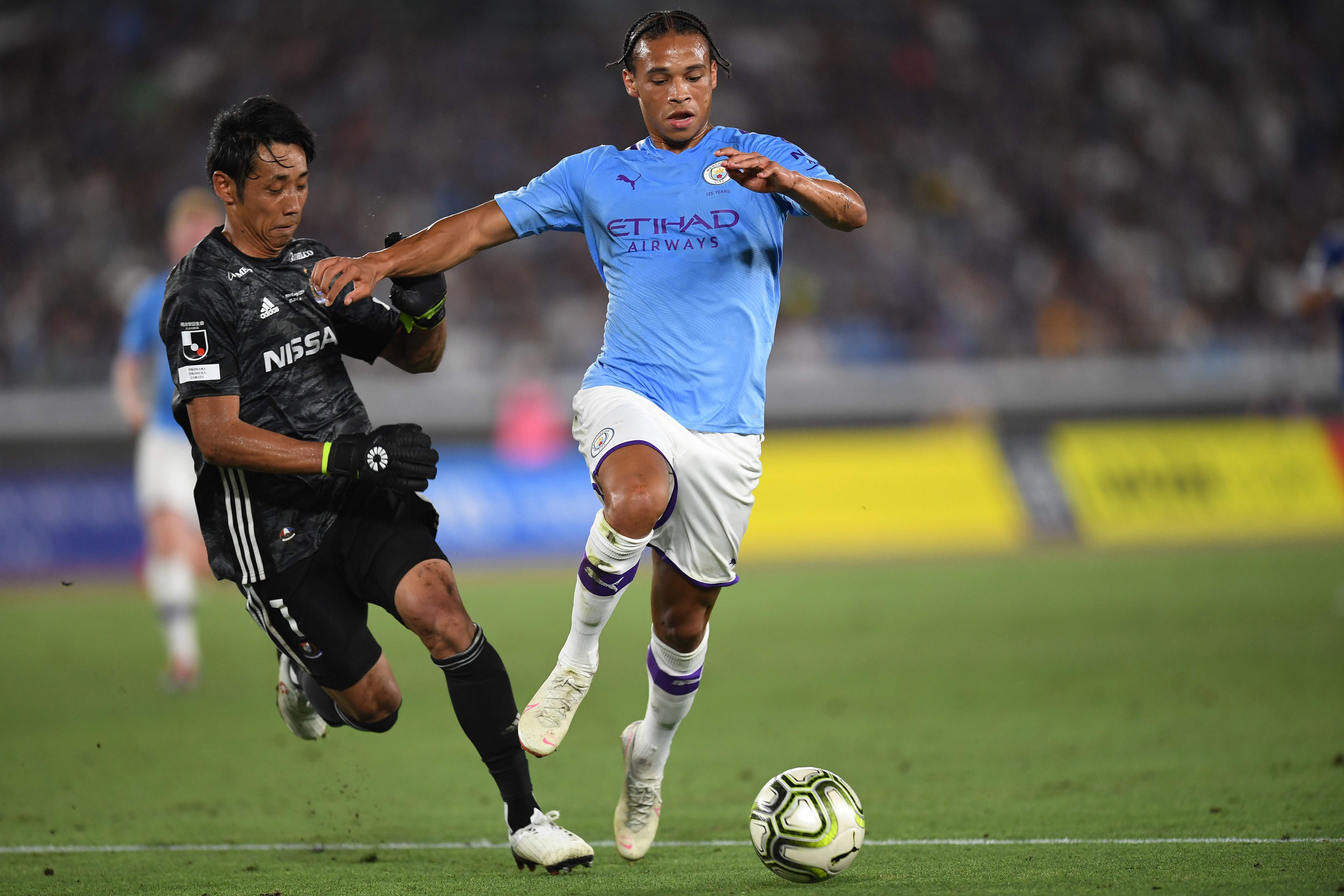 Leroy Sane (kanan) melewati kiper Yokohama F. Marinos Park Iru-gyu