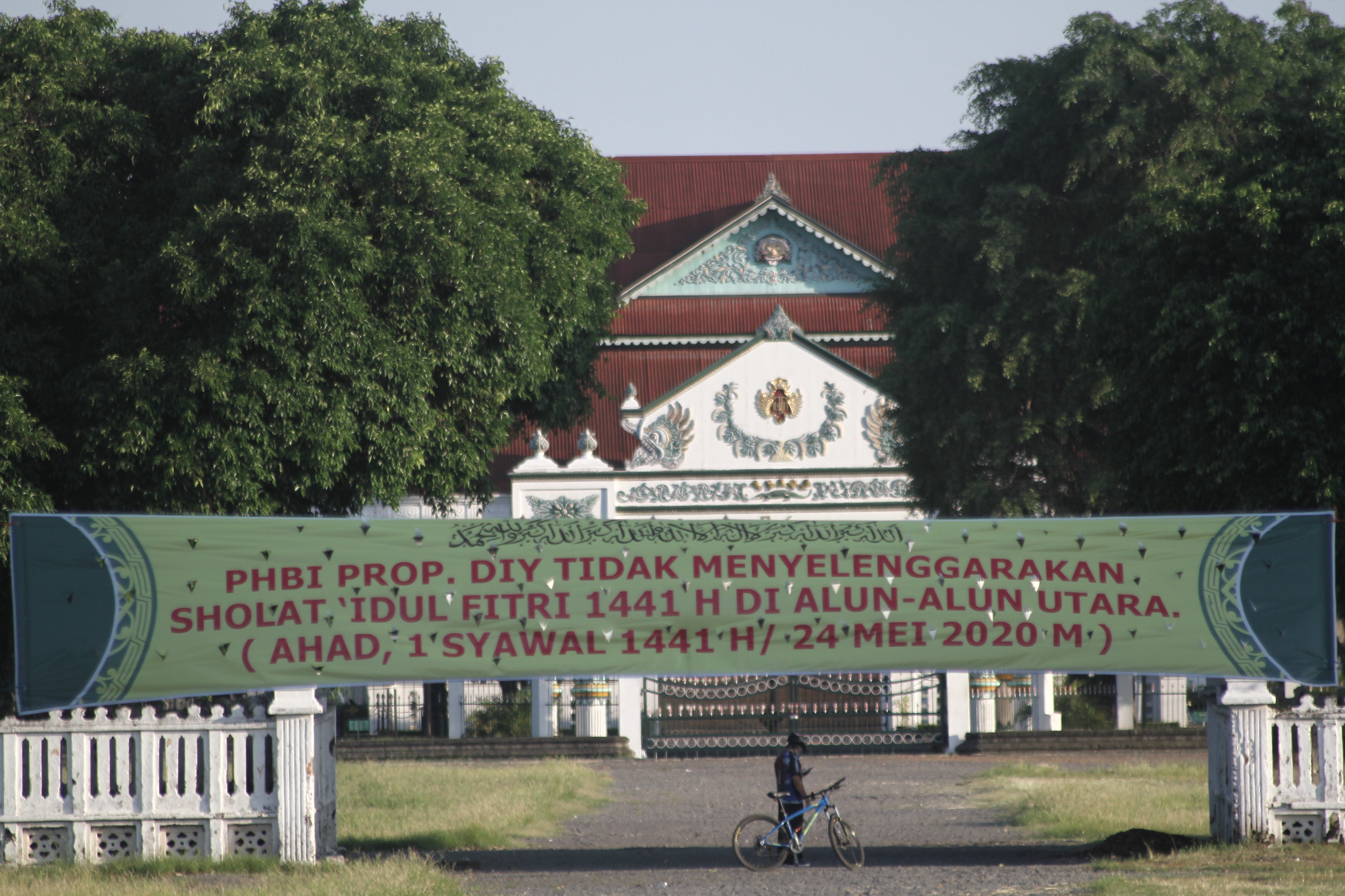 Warga beraktivitas di kawasan Alun-Alun Utara Keraton Yogyakarta, DI Yogyakarta, Sabtu (23/5).