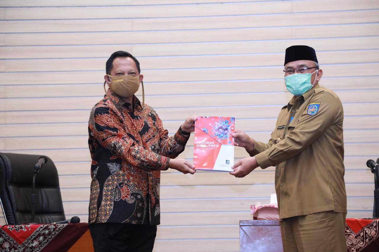 Menteri Dalam Negeri Tito Karnavian (kiri) dan Wali Kota Depok Muhammad Idris, Senin (4/5).