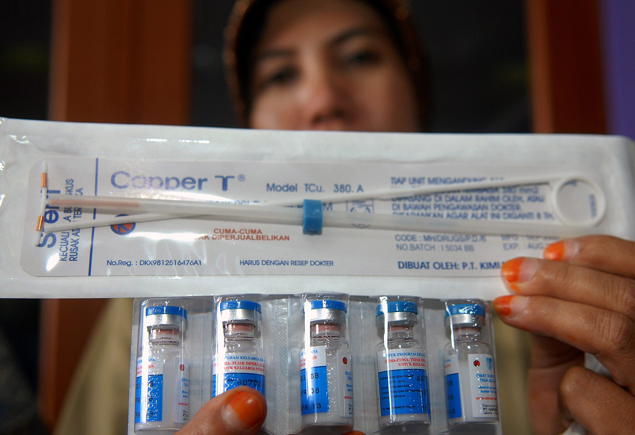 Seorang petugas Badan Koordinasi Keluarga Berencana Nasional (BKKBN) menunjukkan sejumlah alat kontrasepsi di Jakarta, beberapa waktu lalu.