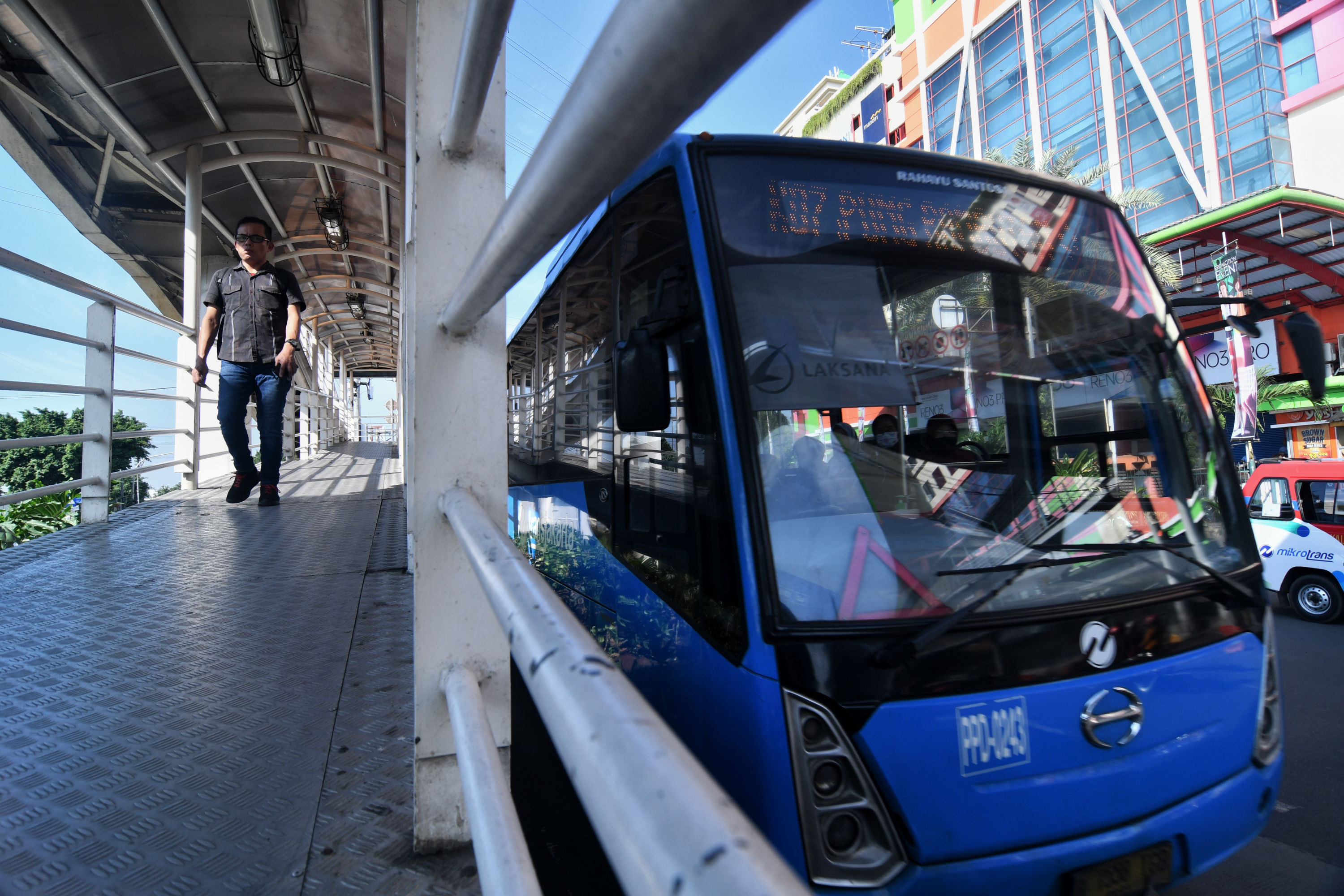Bus Transjakartadi halte  PGC, Cililitan, Jakarta. PT TransJakarta menyetorkan dividen sebesar Rp40,19 miliar ke Pemprov DKI