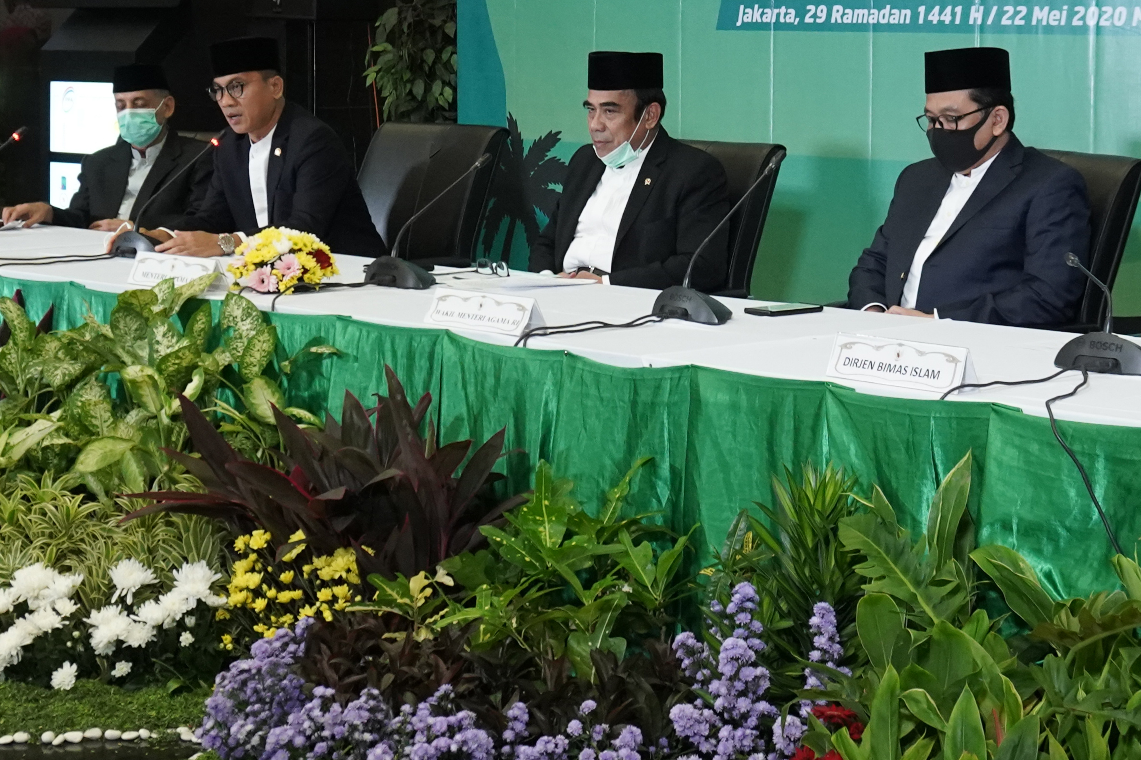 Menteri Agama Fachrul Razi (kedua kanan) menyampaikan hasil Sidang Isbat di Jakarta, Jumat (22/5).