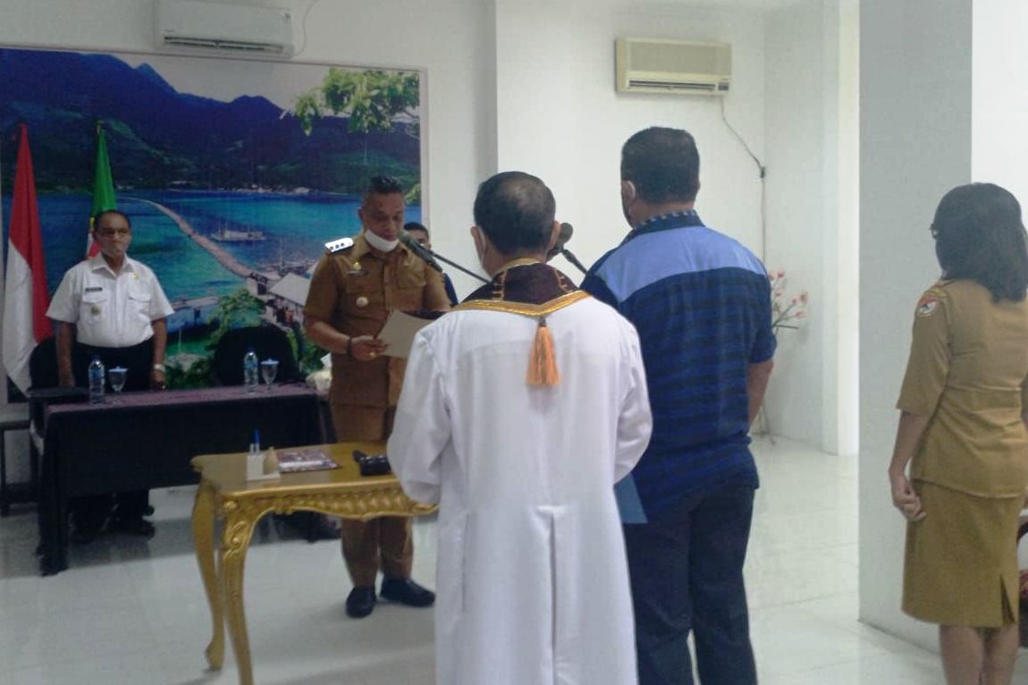 Bupati Sikka Fransiskus Roberto Diogo melantik penjabat Kepala Desa Lela, Jumat (22/05) di Kantor Bupati Sikka.