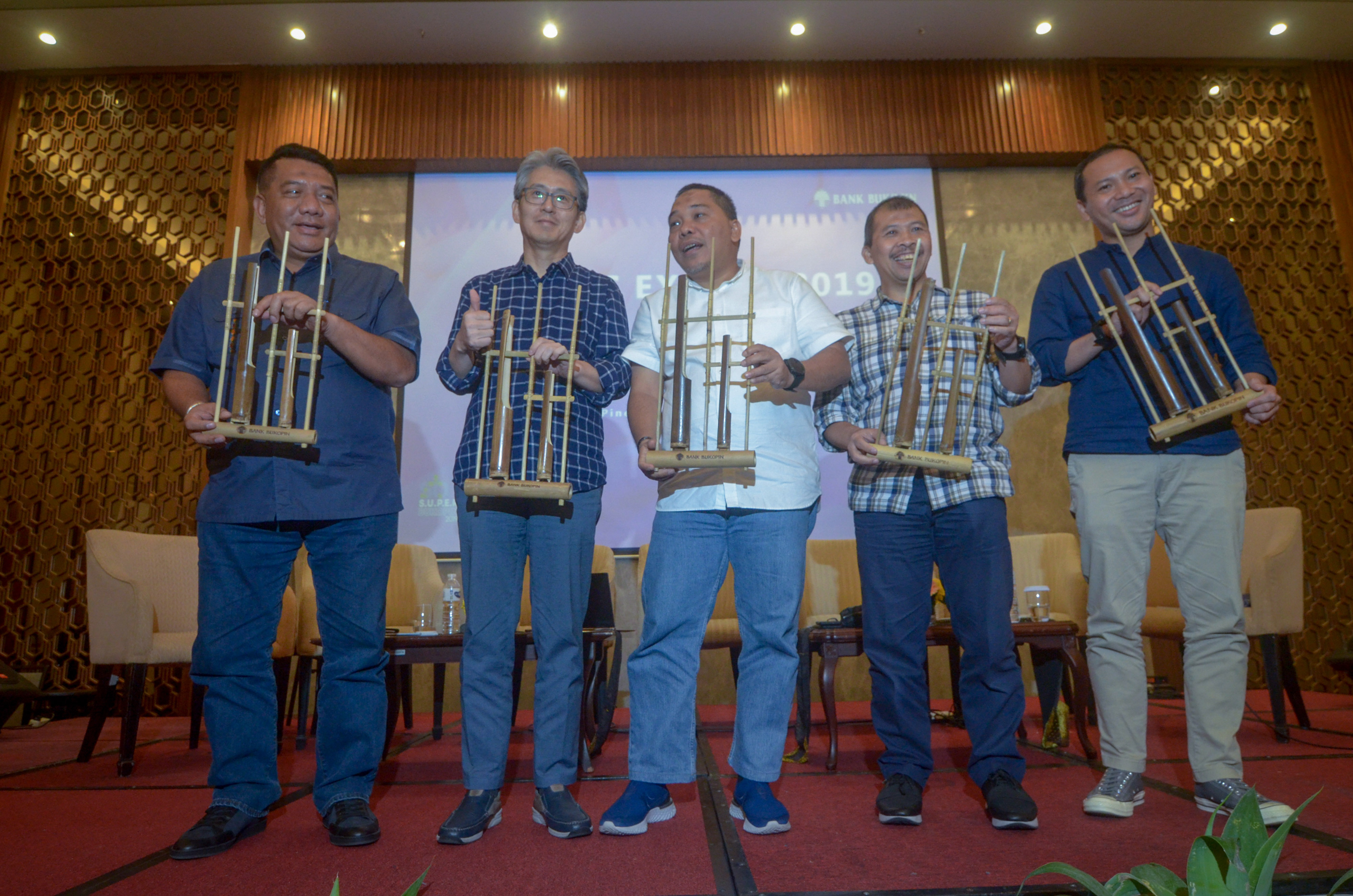 Direktur Utama Bank Bukopin Eko R Gindo (tengah) memainkan angklung bersama jajaran direksi 
