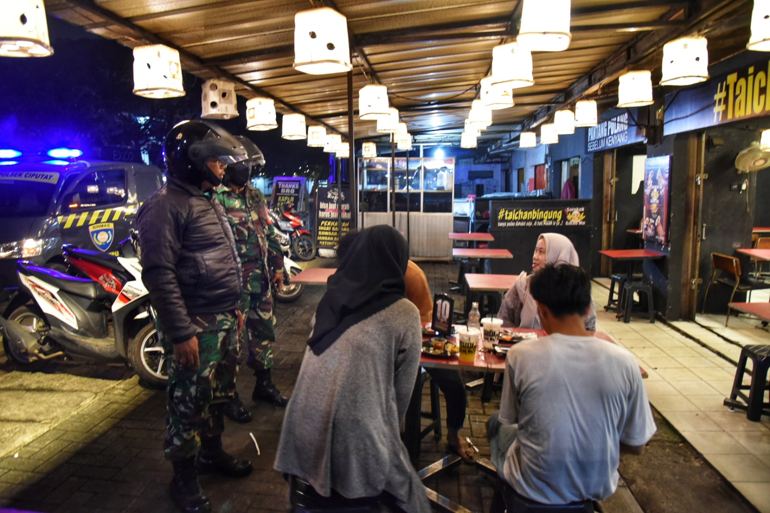 Polisi bubarkan warga yang masih berkumpul di kawasan Ciputat, Tangerang Selatan