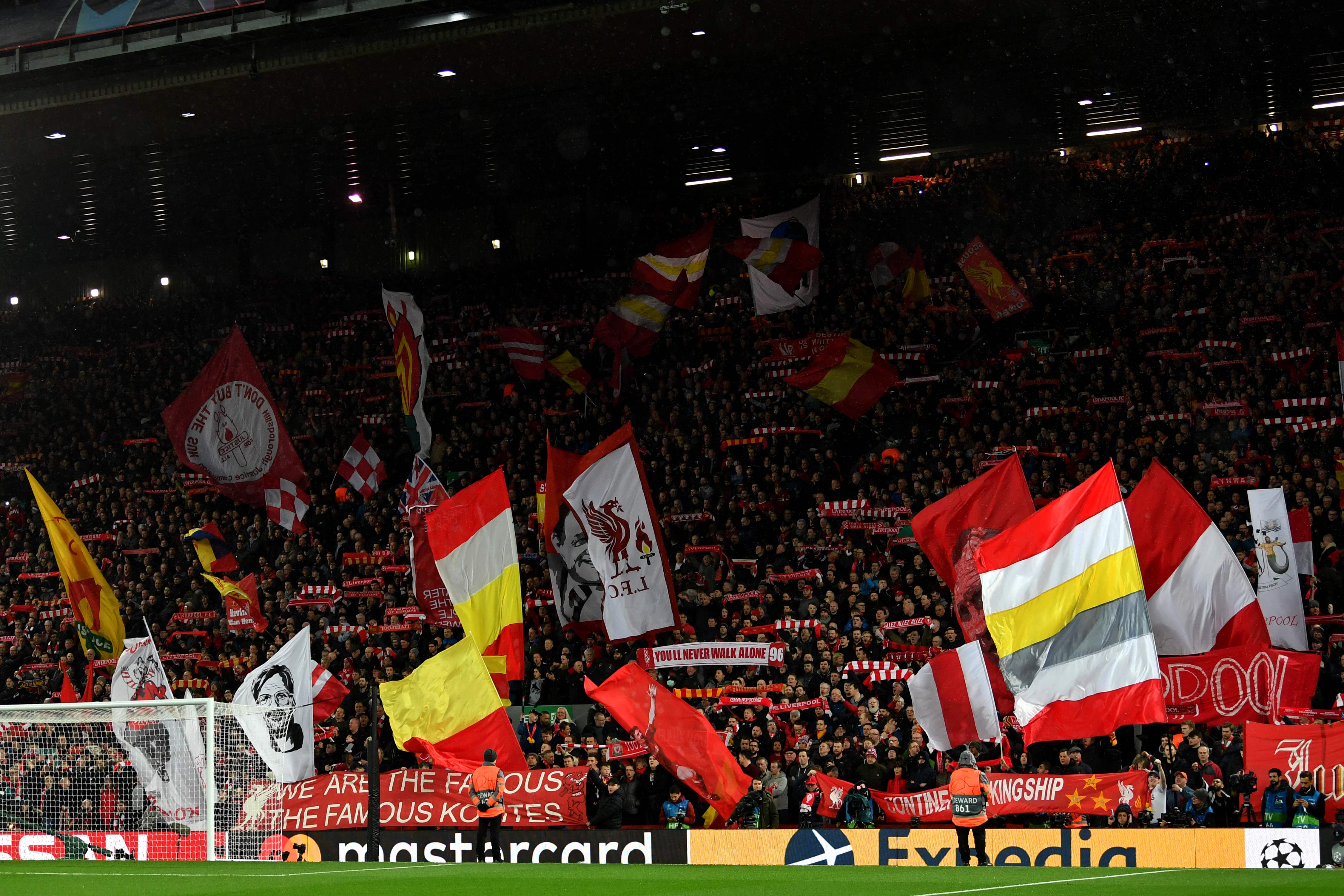 Para pendukung Liverpool memberikan dukungan di Anfield.