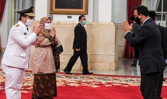 Gubernur DKI Jakarta Anies Baswedan (kanan) di Istana Negara, Jakarta, Rabu (15/4/2020). 