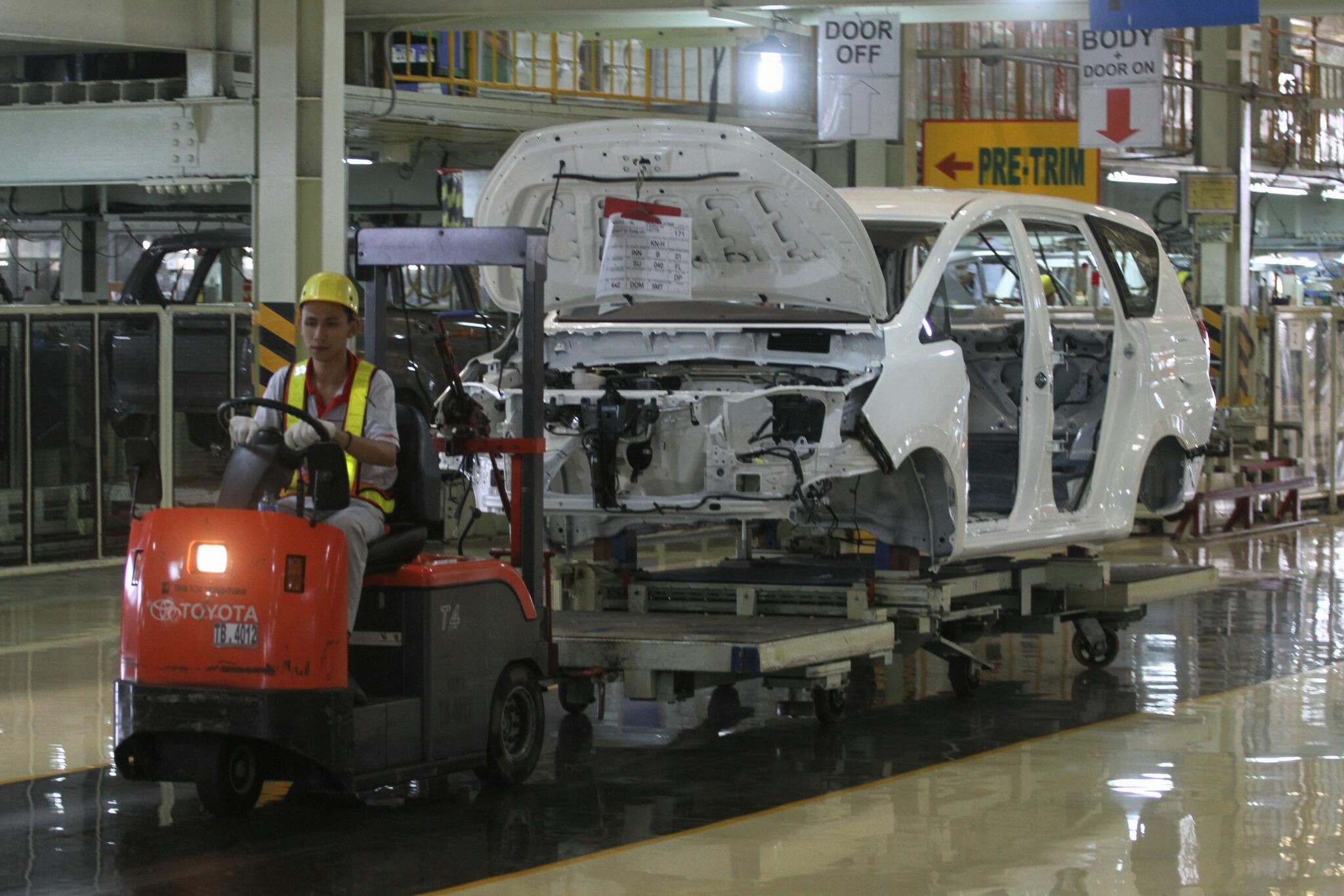 Ilustrasi aktivitas perakitan mobil di pabrik TMMIN, Jawa Barat.