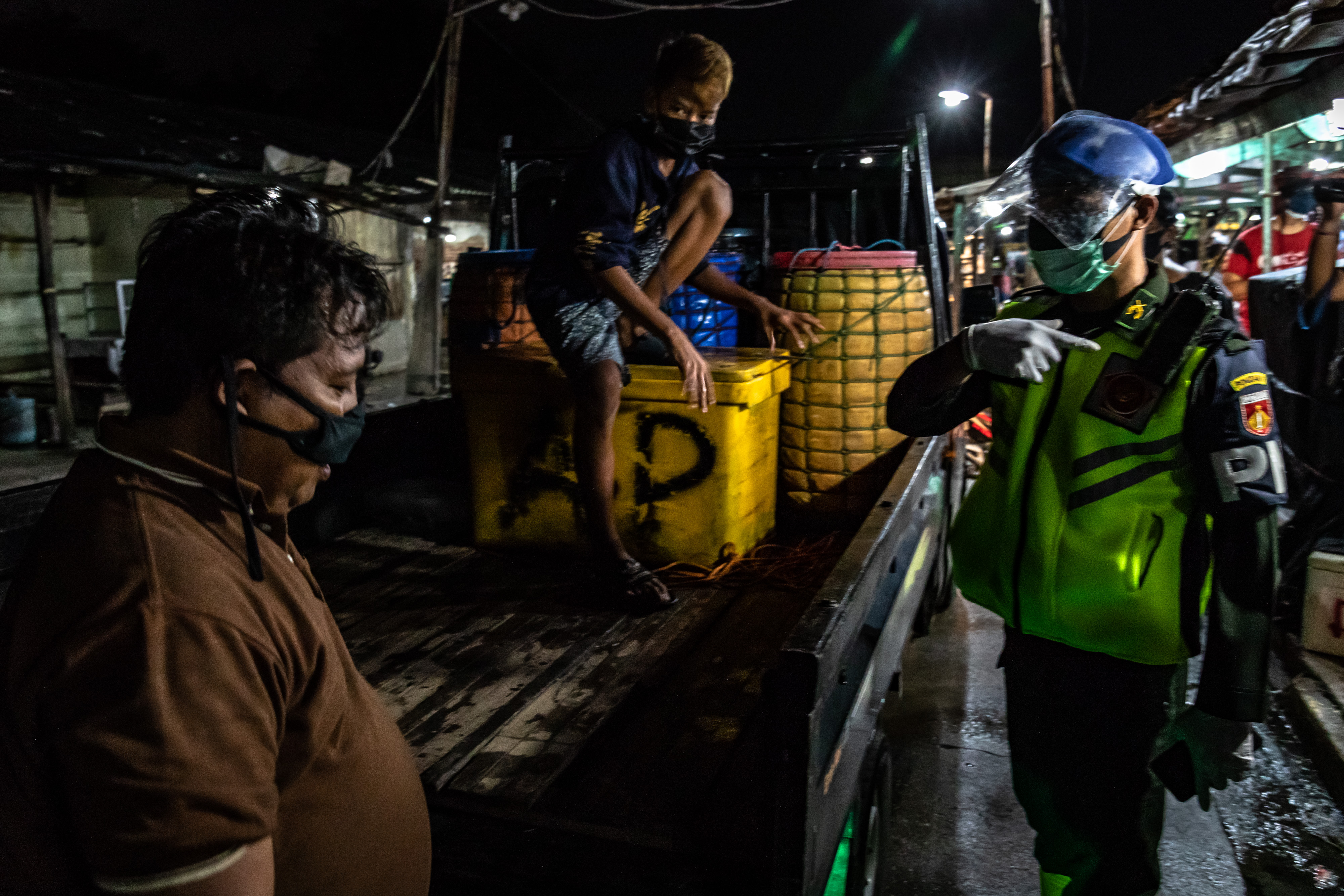  Petugas Gugus Tugas Percepatan Penanganan Covid-19 Kota Semarang mengajak pedagang di Pasar Kobong Semarang untuk rapid test. 