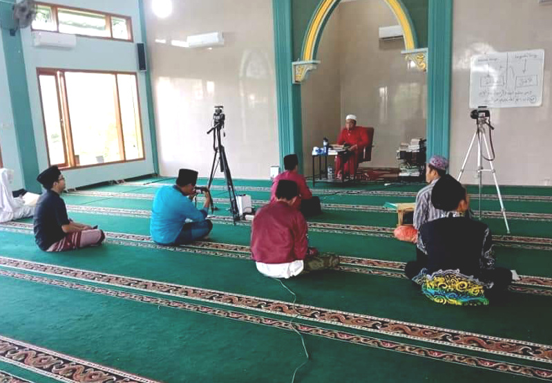 Hataman kitab kuning onlen di salah satu pesantren di Pamekasan, Jawa Timur karena wabah Covid-19.