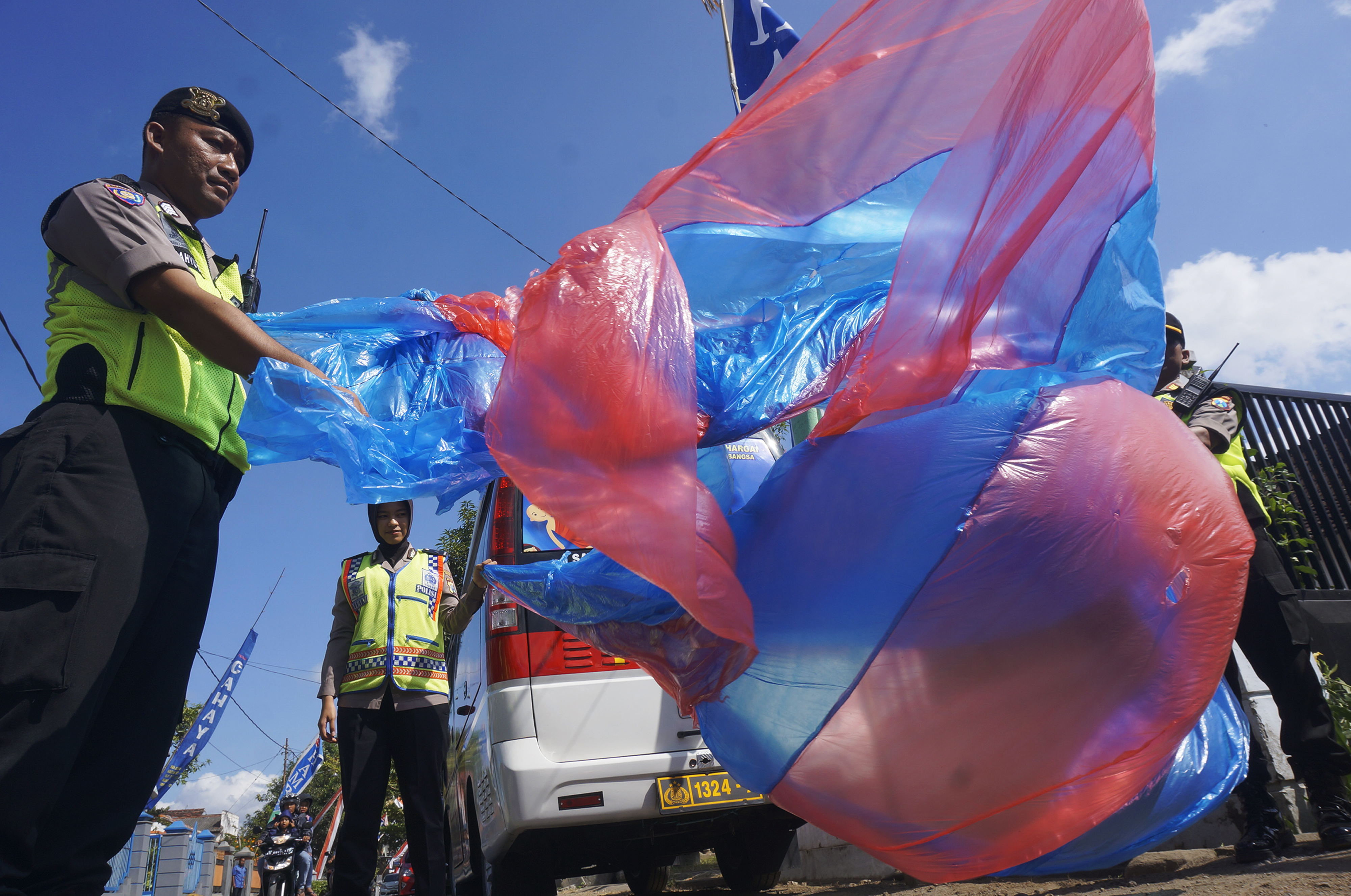 Petugas mengamankan satu buah balon udara terbuat dari plastik dengan diameter satu meter dan tinggi sekitar 7 meter saat Lebaran Ketupat