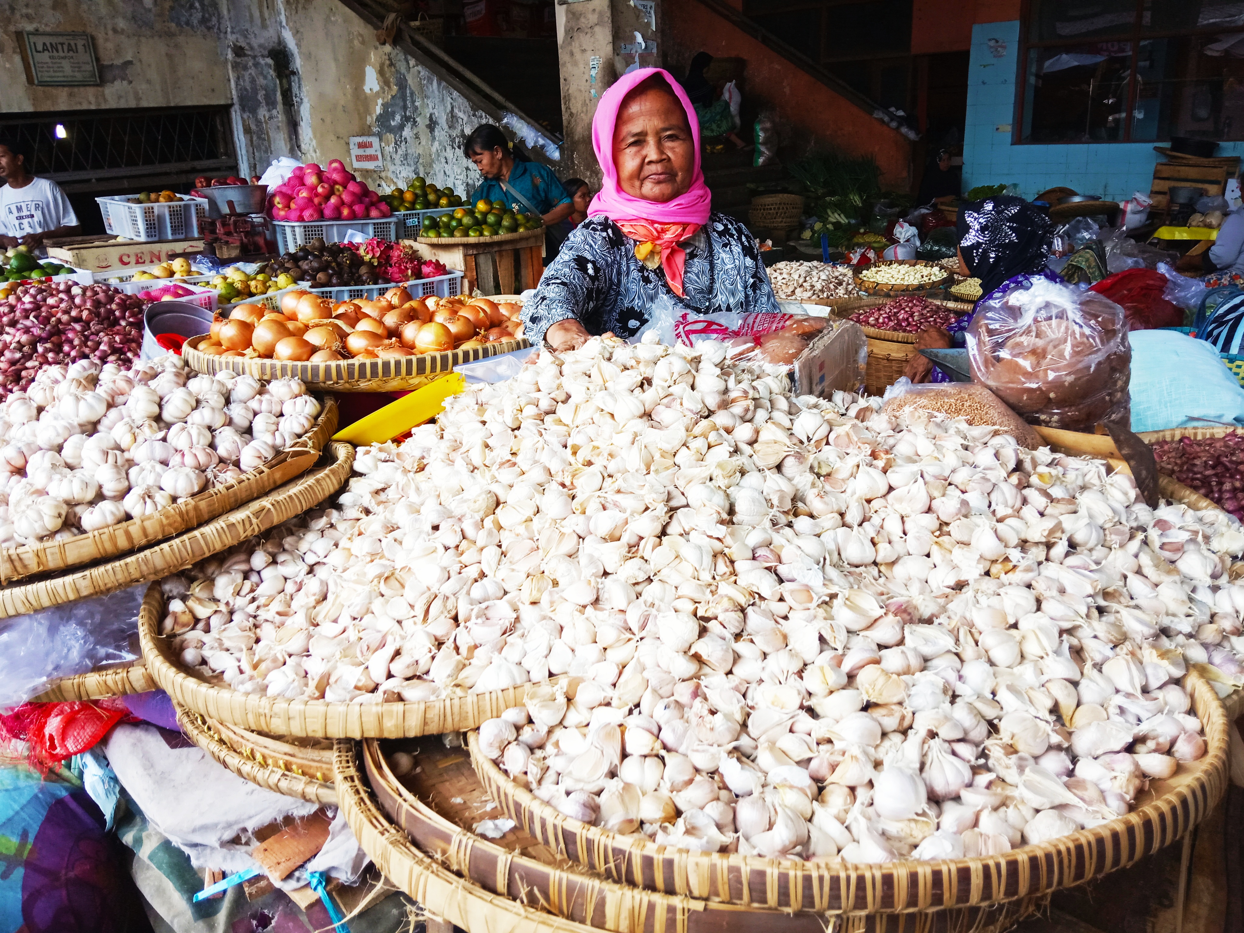 Harga bawang putih lokal anjlok setelah adanya penggelontoran bawang putih ke Jawa Tengah sebanyak 56 ribu ton.